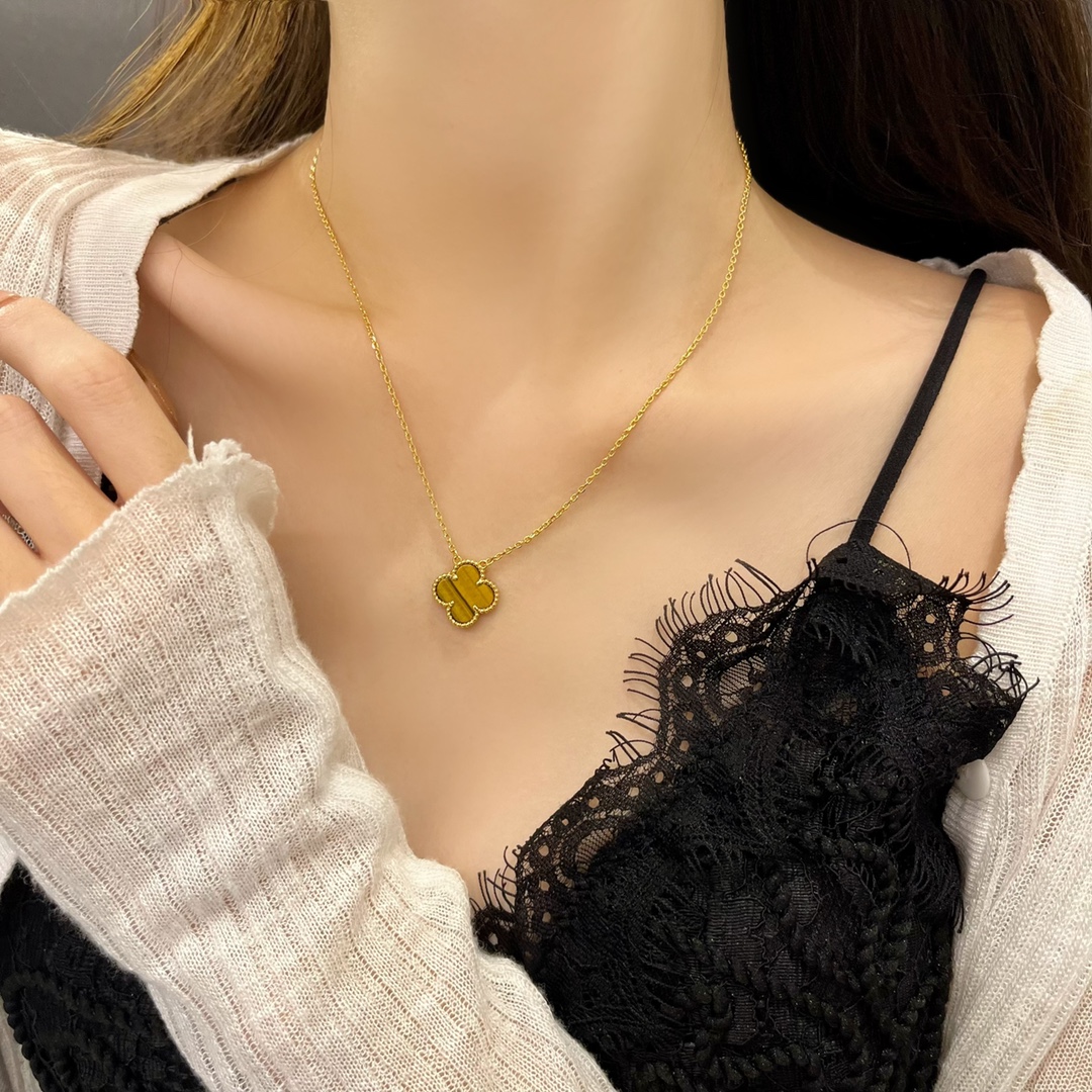NO:360355,Tiger Eye Stone Lucky Four-Leaf Crocodile Necklace Wearing renderings, Vac necklace, necklace19860909虎眼石 幸运四叶草项链 佩戴效果图,Vac项链,necklace,Jewelry