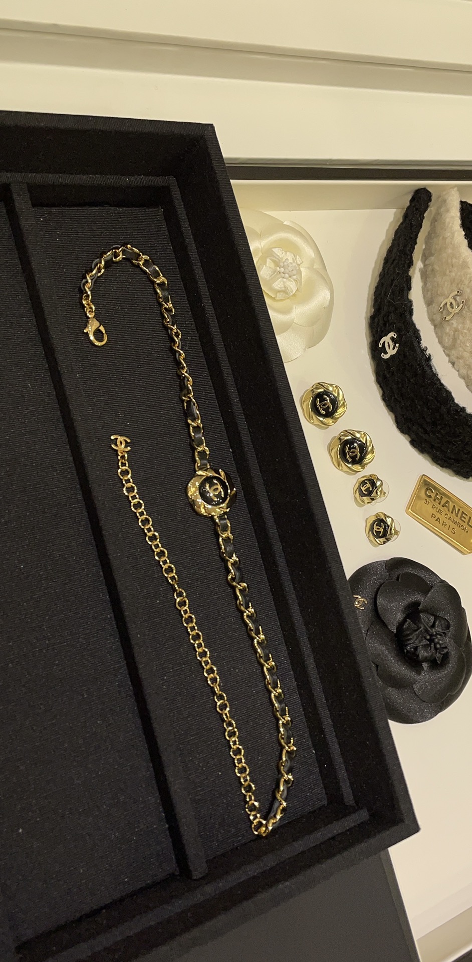 NO:631624,88180, a popular must-buy high-end handicraft workshop 22a new retro leather chain black gold camellia necklace choker leather chain element camellia shape full of retro feeling classic black gold color matching, wear it to give you the temperament of a rich family, versatile for daily wear and outstanding, you will not regret it if you close your eyes. Purchased from yb development and customization Brass gold-plated material lambskin, necklace, sheepskin, gold plating, Cardia high-end jewelry1986090988180,爆款必买高级手工坊 22a新款复古皮穿链黑金山茶花项链choker 皮穿链元素山茶花造型 复古感拉满了 经典黑金配色 戴出富家千金气质 日常佩戴百搭且出挑闭眼入不后悔 购入yb开发定制 黄铜镀金材质小羊皮,,necklace,sheepskin,gold plating,卡迪亚高端饰品,Jewelry