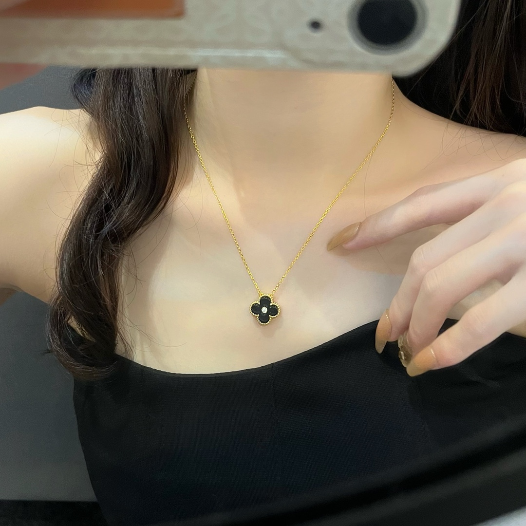 NO:360335,Black agate, lucky four-leaf clover necklace, wearing renderings, Vac necklace, necklace19860909黑玛瑙 幸运四叶草项链 佩戴效果图,Vac项链,necklace,Jewelry