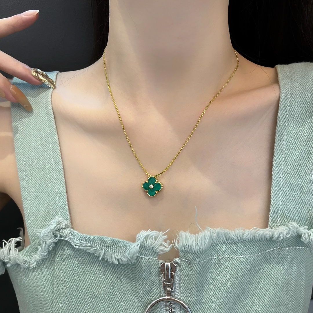 NO:360345,Peacock Green Lucky Four-leaf Crocodile Necklace Wearing renderings, Vac necklace, necklace19860909孔雀绿 幸运四叶草项链 佩戴效果图,Vac项链,necklace,Jewelry