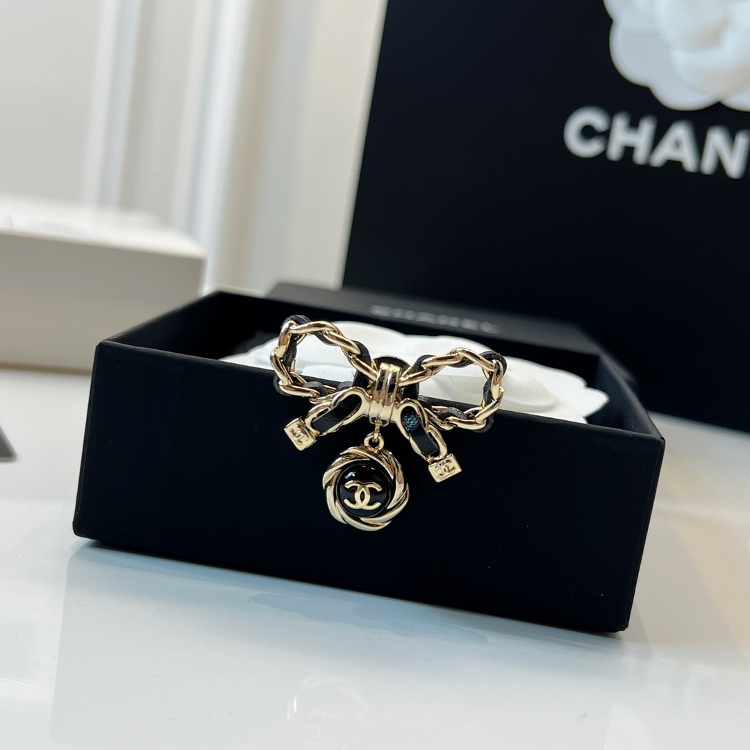 新款☑️CHANEL香奈儿双c 黑皮绳蝴蝶结胸针