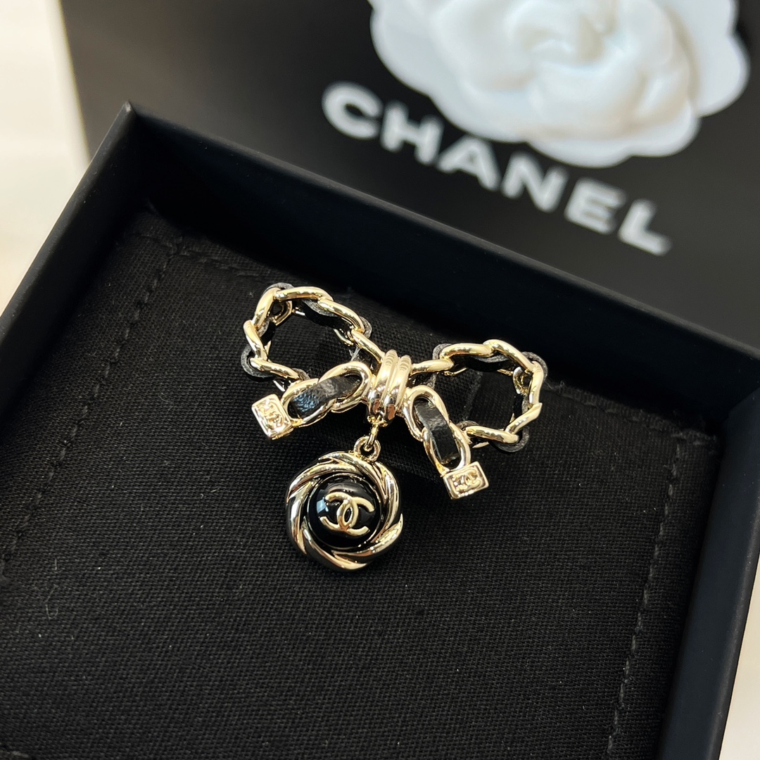 新款☑️CHANEL香奈儿双c 黑皮绳蝴蝶结胸针