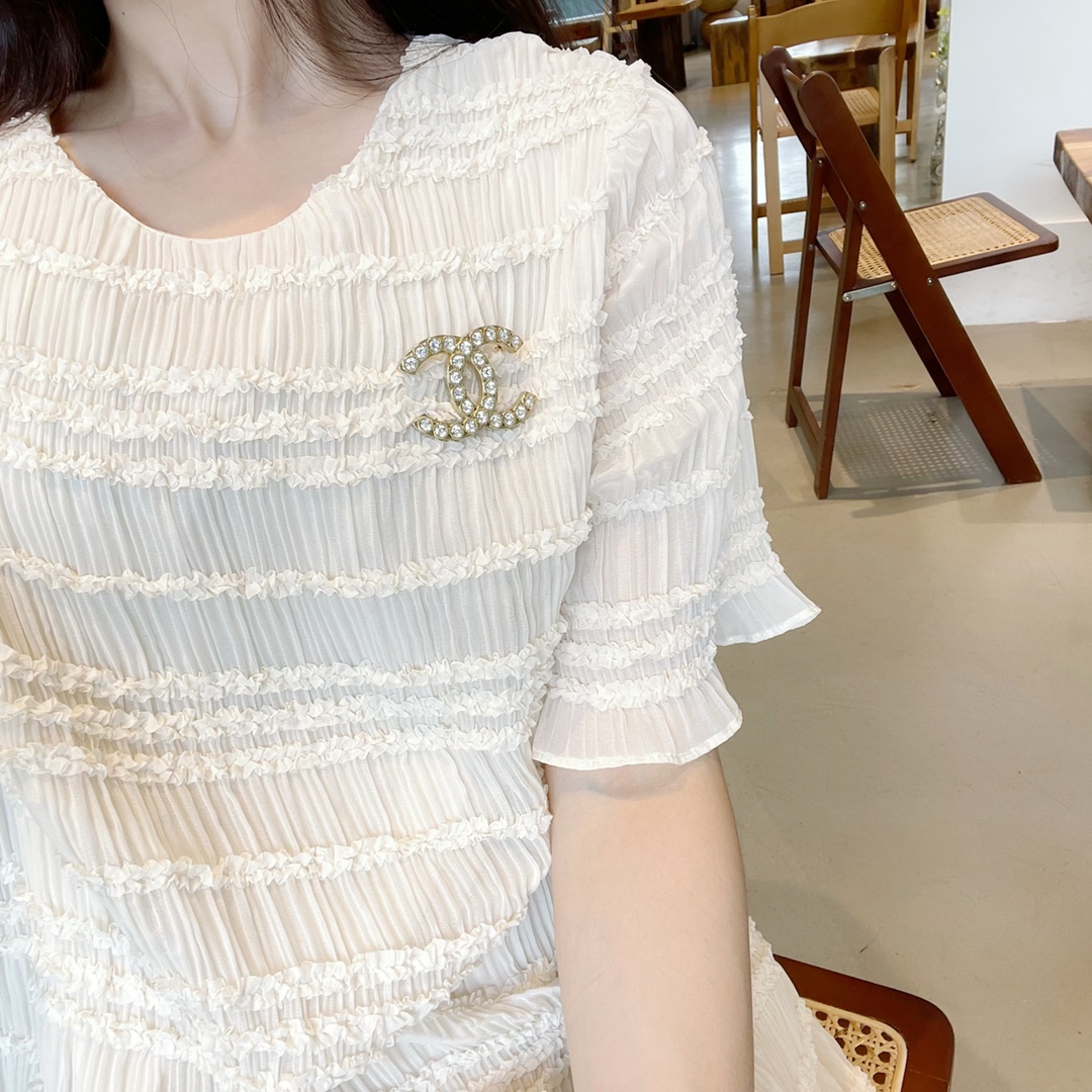 新款☑️CHANEL香奈儿双c 金色满钻胸针