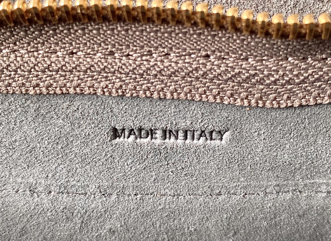 CELINE赛琳Belt 掌纹系列鲶鱼包194263