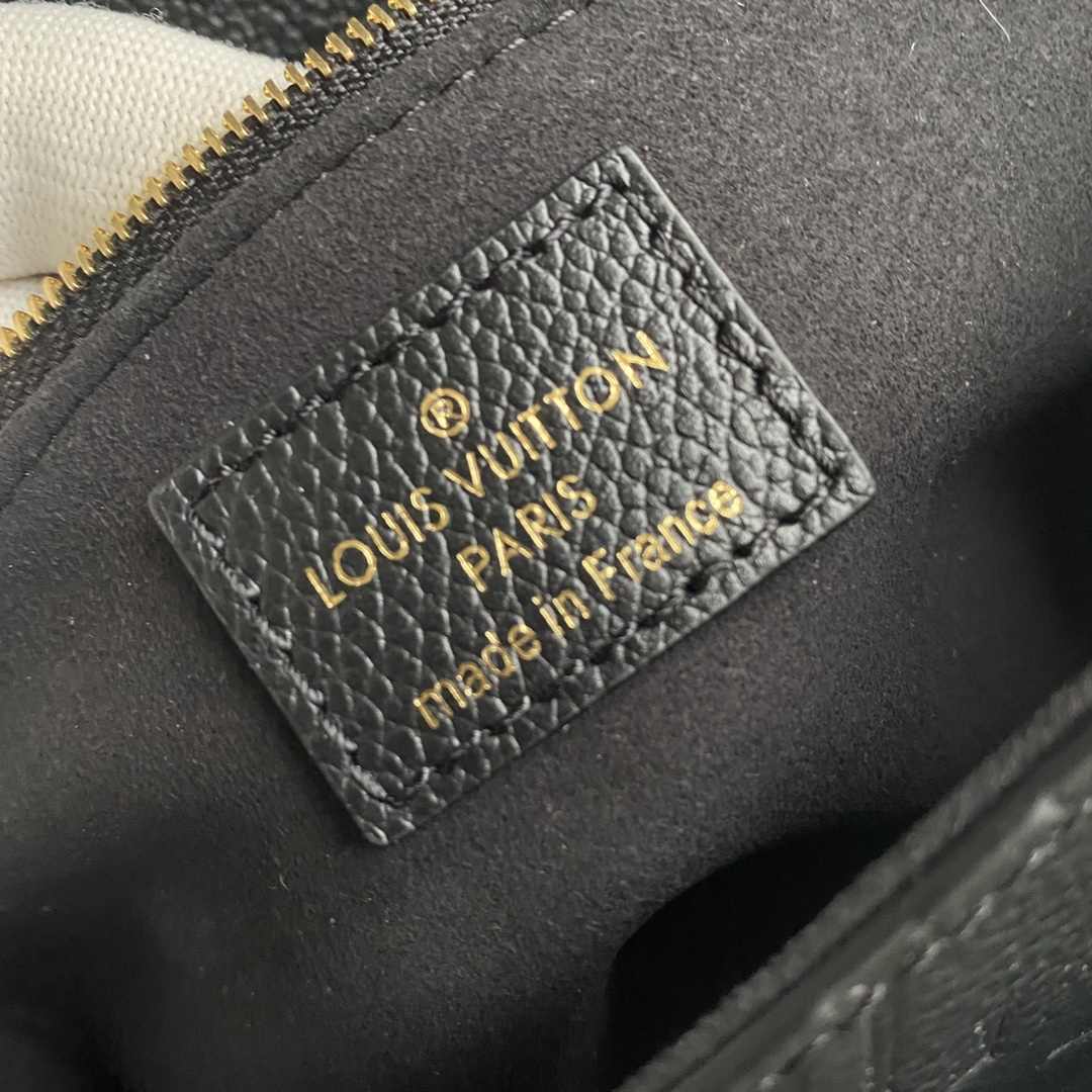 顶级原单VAVIN小号手袋M44151黑色由光滑与压纹MonogramEmpreinte牛皮混合裁制而成