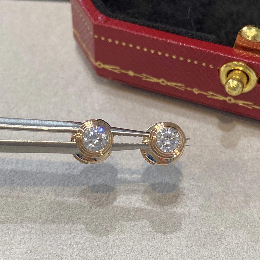 NO:632727,[Kajia solitaire diamond 20-cent flying saucer earrings] All-over V gold, 18k thick gold plating, rose gold, single color 20-cent diamond, classic solitaire flying saucer earrings, 20-cent diamond, made by CNC cutting process!  Exquisite craftsmanship!  Can make any comparison with the market!  It is an everyday style that still looks elegant. It can be paired with any jewelry. It also looks elegant when worn alone. The earrings are made of hard silver and covered with steel stamps and engravings. They are all engraved by gold masters and machines. They bring a better experience to everyone regardless of cost. 88220,, earrings, Cardia high-end jewelry19860909【卡家单钻20 分 飞碟耳钉】 通体V金、18k厚金电镀 玫瑰金 单色20分钻 经典独钻飞碟耳环,20分钻,CNC切割工艺制成！工艺精湛！可与市场做任何对比！ 日常又不失气质款,可以万能搭配任何珠宝,单独佩戴也很显气质,耳针都是硬银做的,上面布满了钢印刻字,全部都是金货的师傅和机器雕刻的,不计成本为大家带来更好的体验 88220,,earrings,卡迪亚高端饰品,Jewelry