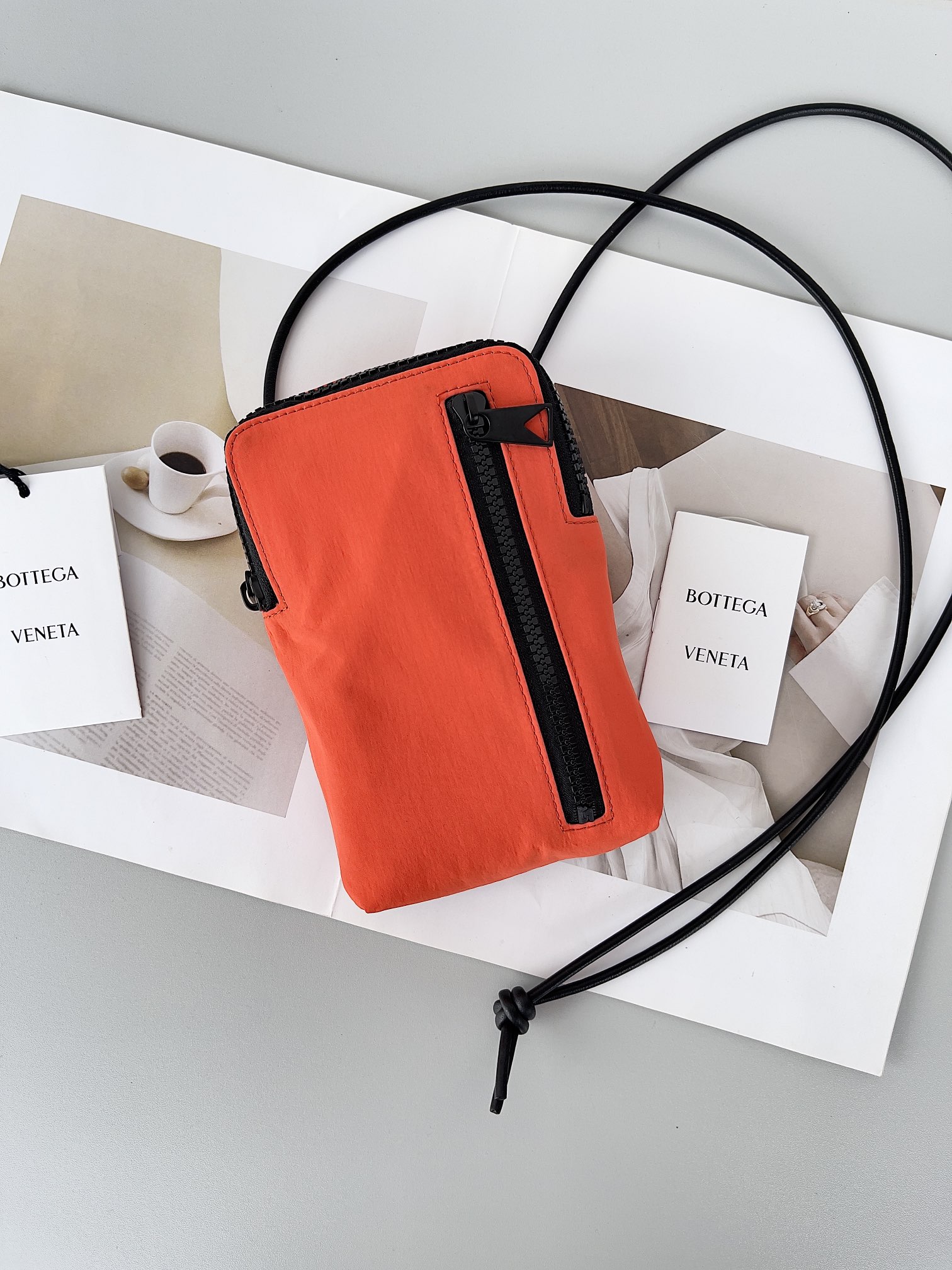 NO:180382,Special offer It’s not too convenient to wear a small skirt without a pocket and carry a mobile phone bag. This mobile phone bag is definitely a magic tool for freeing hands. Hahaha, it’s also a small accessory, it can easily increase the layering of the style. Go out to the supermarket and walk the dog and go out with a mobile phone key. It’s simple and same style for men and women. Model number 70521 Size 11.5*3.5*18.5cm, special offer flash sale, skirts19860909特价 穿没口袋的小裙子背着手机包简直不要太方便 这个手机包绝对是解放双手神器哈哈哈也算是一个小配饰 ,很容易增加造型的层次感. 出门逛超市 遛狗直接一个手机包钥匙就可以出门啦,简简单单男女同款 款号70521 尺寸11.5*3.5*18.5cm,特价秒杀,skirts,Bag