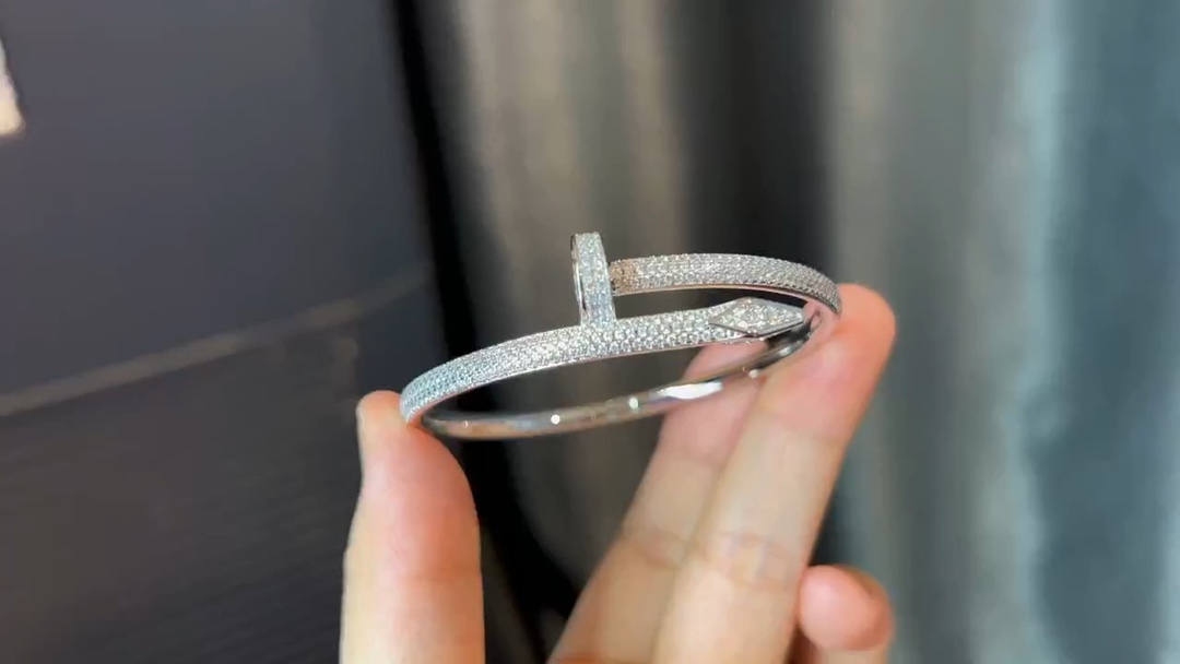 Cartier 银色满钻钉子手镯 视频