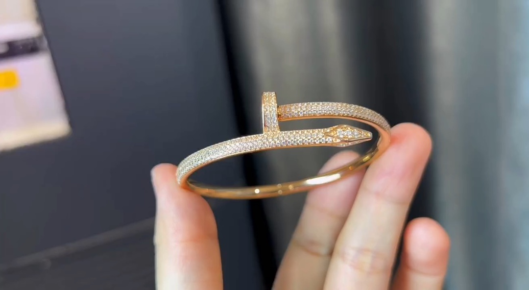 Cartier 玫瑰金满钻钉子手镯 视频