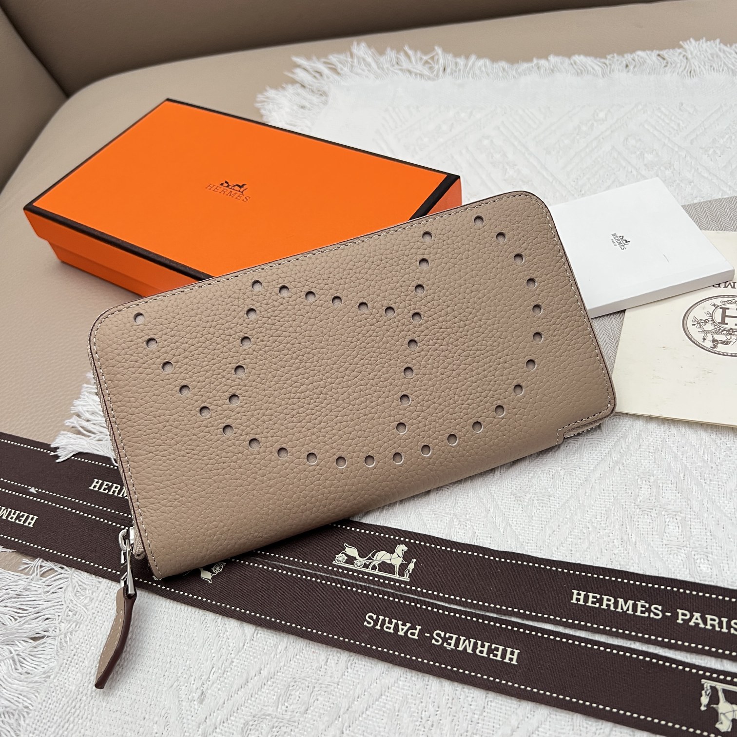 Hermes Constance Leather Zip Around Wallet, 19*11*2cm - Elegant & Functional 2 a1656575692328 7277