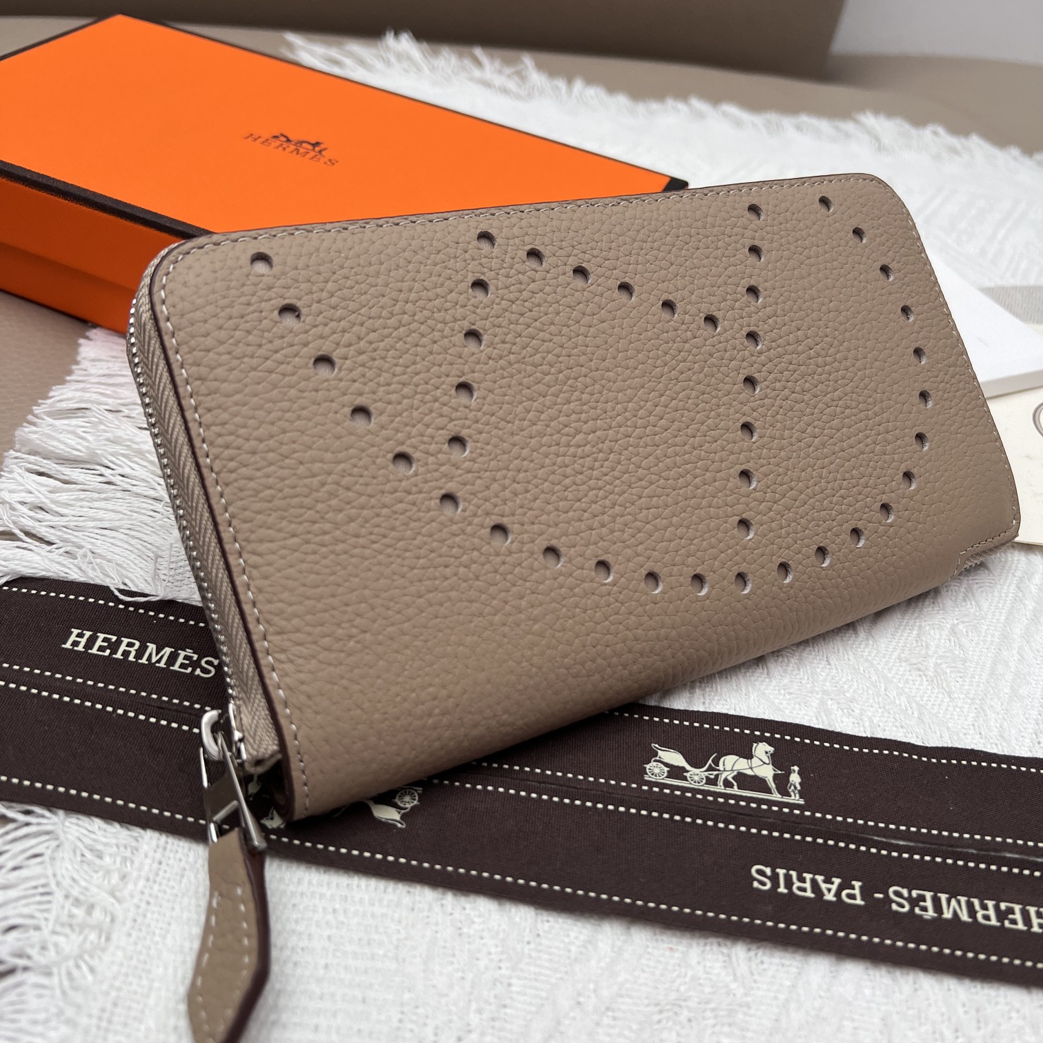 Hermes Constance Leather Zip Around Wallet, 19*11*2cm - Elegant & Functional 3 a1656575692385 2886