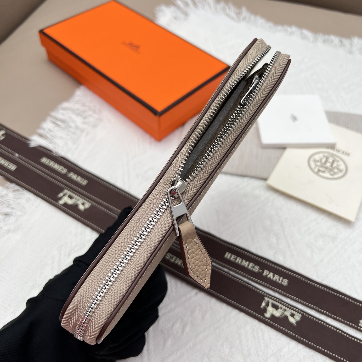Hermes Constance Leather Zip Around Wallet, 19*11*2cm - Elegant & Functional 7 a1656575693542 6558