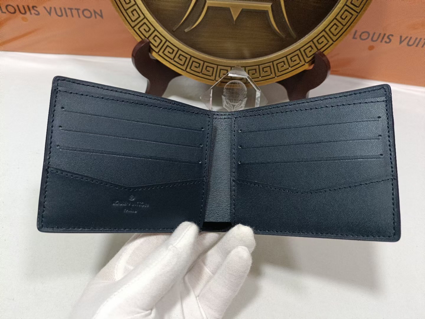 Different color options of the leather bifold wallet