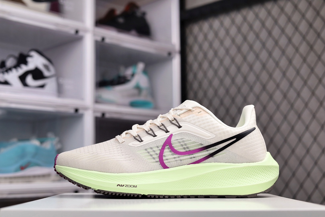 G0 NK Air Zoom Pegasus 39 针织透气 登月39代 兼顾迅疾外观和稳固脚感，后跟覆面和中足动态支撑巧妙融合，缔造稳定顺畅的迈步体验。