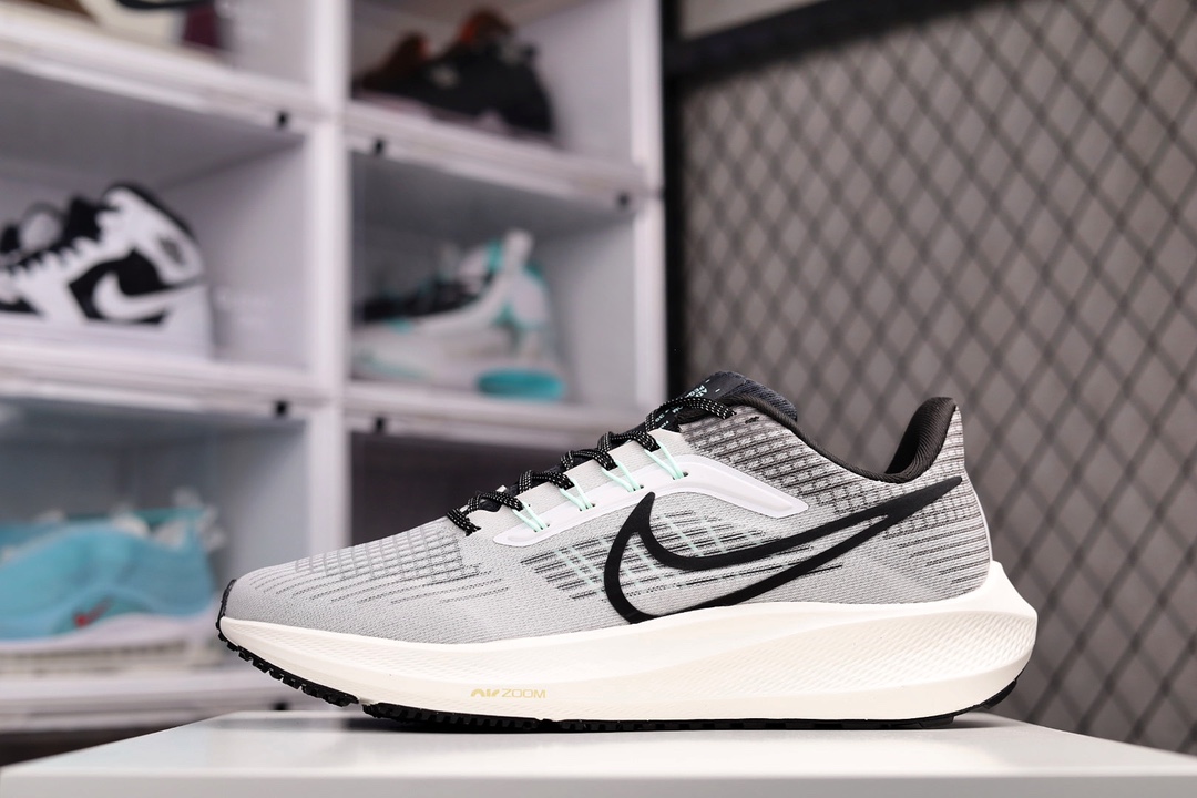 G0 NK Air Zoom Pegasus 39 针织透气 登月39代 兼顾迅疾外观和稳固脚感，后跟覆面和中足动态支撑巧妙融合，缔造稳定顺畅的迈步体验。