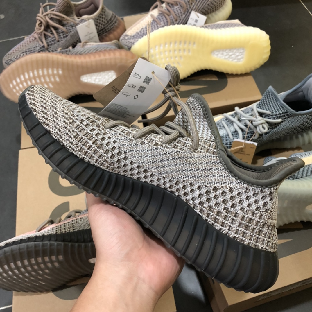 yeezy 350v2 Volcanic Ash