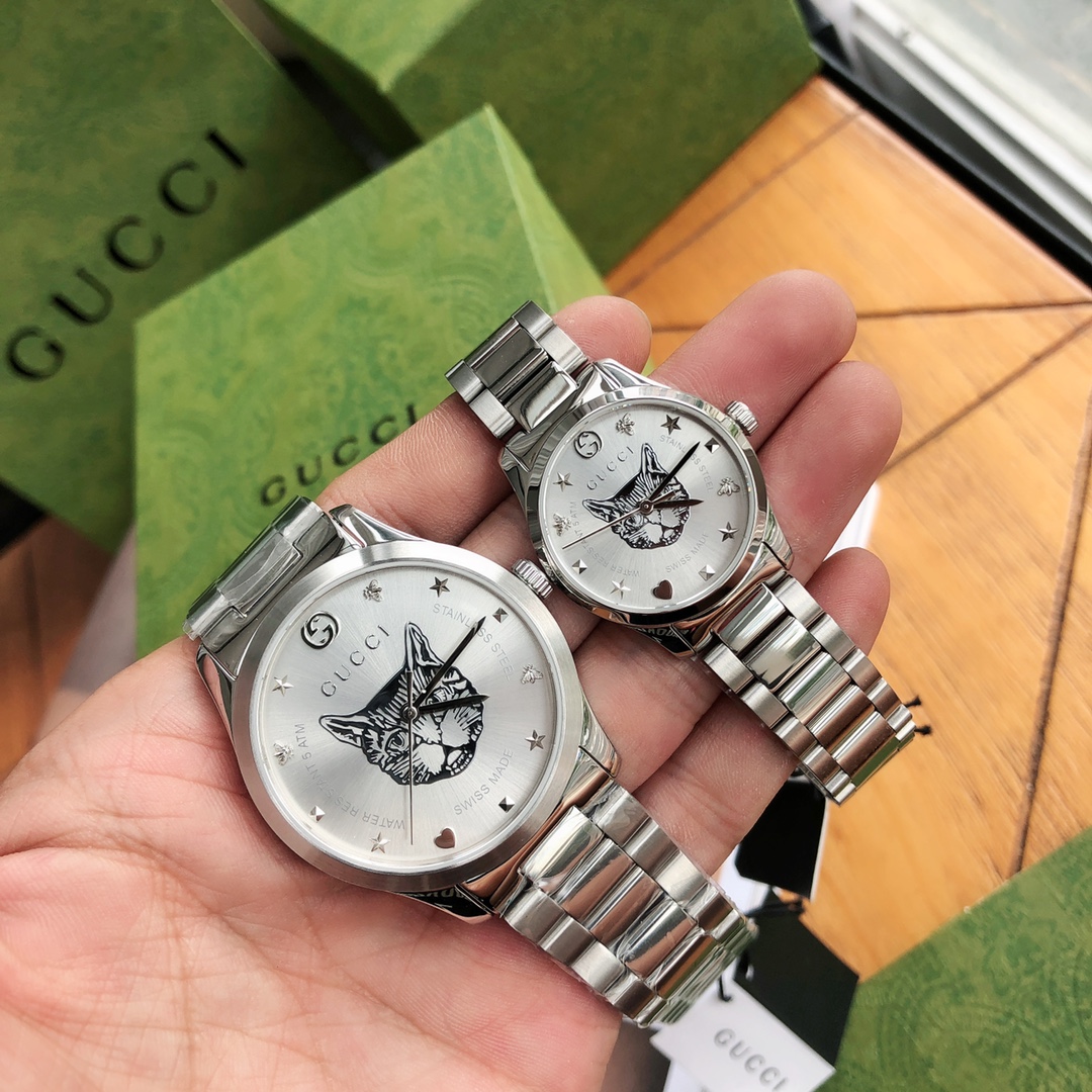 NO:388611,Gucci couple model, original Swiss movement, bottom cover code and tag code are consistent!  Gucci counter latest bee series Tmall couple watch. Men's ~ 38mm, women's ~ 28mm diameter, 316L stainless steel thin case, 5mm ultra-thin thickness, paired with interlocking G crown, extremely creative earth net dial, equipped with star and planet pattern, Gucci scale interlocking G, bee, stars, rivets and heart shape, snap-button bottom cover, bee carving, 316 stainless steel strap, original Swiss quartz movement, scratch-resistant mineral crystal glass, with anti-reflective coating, 30 meters of daily waterproof, with a full set of counter packaging!  ,gucci,gucci19860909古驰 情侣款,原装瑞士机芯,底盖编码和吊牌编码一致！ Gucci专柜最新小蜜蜂系列天猫款情侣表.男款~38mm,女款~28mm表径,316L不锈钢薄表壳,5mm超薄厚度,搭配interlocking G表冠,极具创意的地球网表盘,配以星星和星球图案,Gucci刻度interlocking G、蜜蜂、星星、铆钉和心形,按扣底盖,配以蜜蜂雕花,316精钢表带,原装瑞士石英机芯,耐划伤矿物水晶玻璃,配以防反光涂层,30米生活防水,带全套专柜包装！,,gucci,gucci,Watch