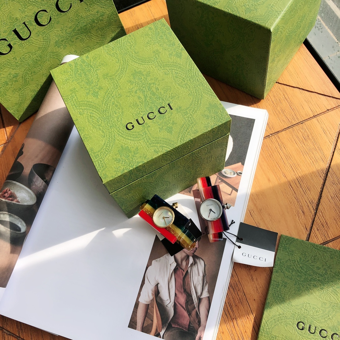 NO:388306,Batch: Original box: 30 Gucci Original Swiss movement, the bottom cover code is consistent with the tag code!  The most eye-catching watch in history, the Gucci counter is crazy about the style. The smooth black Plexglas Paclitaxel plate strap is inlaid with gold rivets and Gucci classic little bee logo. The classic red, white and blue colors are like a tight bracelet. The slim dial is built with Swiss imported Ronda quartz movement, and the natural mother-of-pearl face is amazing at first sight. The dial size is 26*42mm, and the watch diameter is smaller. It is suitable for wrists below 16.5 and below. After buying it, who is not a unique cool girl... Exclusive source!  There is no imitation in the market!  Buy with peace of mind, gucci, gucci, bracelet19860909批: 原盒:30 古驰 原装瑞士机芯,底盖编码和吊牌编码一致！史上最抢镜的手表,Gucci专柜抢疯了的款,光洁的黑色Plexglas宝克力板材表带上镶嵌着金色铆钉和古驰经典小蜜蜂标志,经典红白蓝三色相间,好比一个紧致的手镯,纤薄的表盘内置瑞士进口朗达石英机芯,天然珍珠贝母面,一眼就惊艳,表盘尺寸26*42mm,表径较小适合16.5及以下手腕,买了它,谁还不是一个特立独行的酷酷女孩…独家货源！市场无仿货！安心购买,,gucci,gucci,bracelet,Watch
