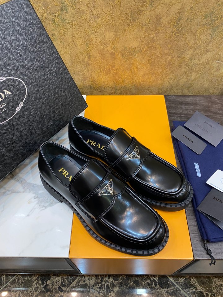 NO:621397,The highest version batch. This year’s latest Prada high-end men’s thick-soled lace-up derby shoes in the counter!  Classic brogue carving craftsmanship, made of imported cowhide, 1:1 accurate replica of the original purchased, small square toe design is full of modernity, versatile and fashionable for urban sportsmen!  38/44,,prada,cowhide19860909最高版本批 今年专柜最新普拉达 高端男士厚底系带德比鞋！经典布洛克雕花工艺,进口牛皮制作,购入原版1:1精准复刻,小方头设计摩登感十足,百搭时尚都市型男！38/44,,prada,cowhide,Men's shoes