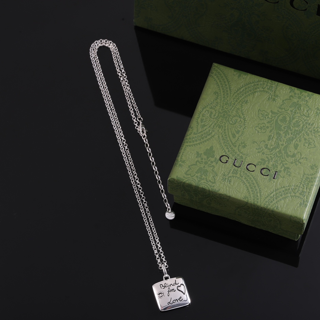 NO:633815,88420* Gucci Love Fearless square necklace. The necklace is equipped with a round pendant. One side is engraved with the iconic Gucci pattern, with eyes, hearts, flowers, birds and the phrase 'Blind for Love'. Sterling silver, old retro craftsmanship, thick and textured. The chain length can be adjusted. Comes with a full set of packaging.,,gucci,gucci,necklace,pure silver,Cardia high-end jewelry1986090988420* 古驰 爱无畏方牌项链 项链配有圆形吊坠,一侧均镌刻标志性的Gucci图案,及眼睛、心、花朵、鸟和短语'Blind for Love' 纯银,做旧复古工艺,厚实有质感 链长可以调节 配全套包装.,,gucci,gucci,necklace,pure silver,卡迪亚高端饰品,Jewelry