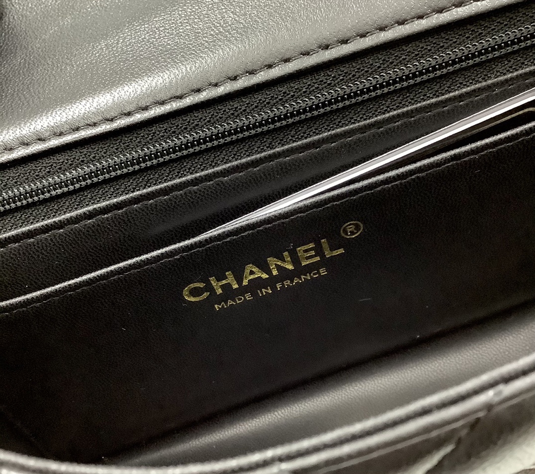 现货现货Ohanel2023sss经典cf机器人口袋包延续了cf优雅的气质加上小手柄显得格外可爱厚实的小