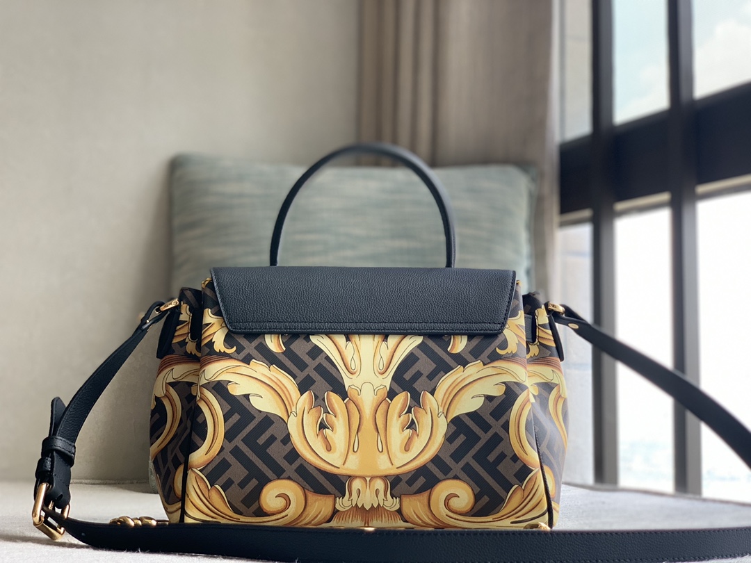 Fendi Versace's premium Versace by FEND1 series handbags, the design of the iconic LaMedusa handbag, reinterprets the Fendace Gold Baroque print,