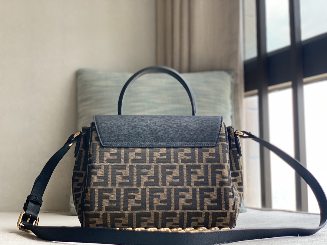 Fendi A rare version of Versace's Versace by FEND1 series handbags, the design of the iconic LaMedusa handbag reinterprets the Fendace Gold Baroq