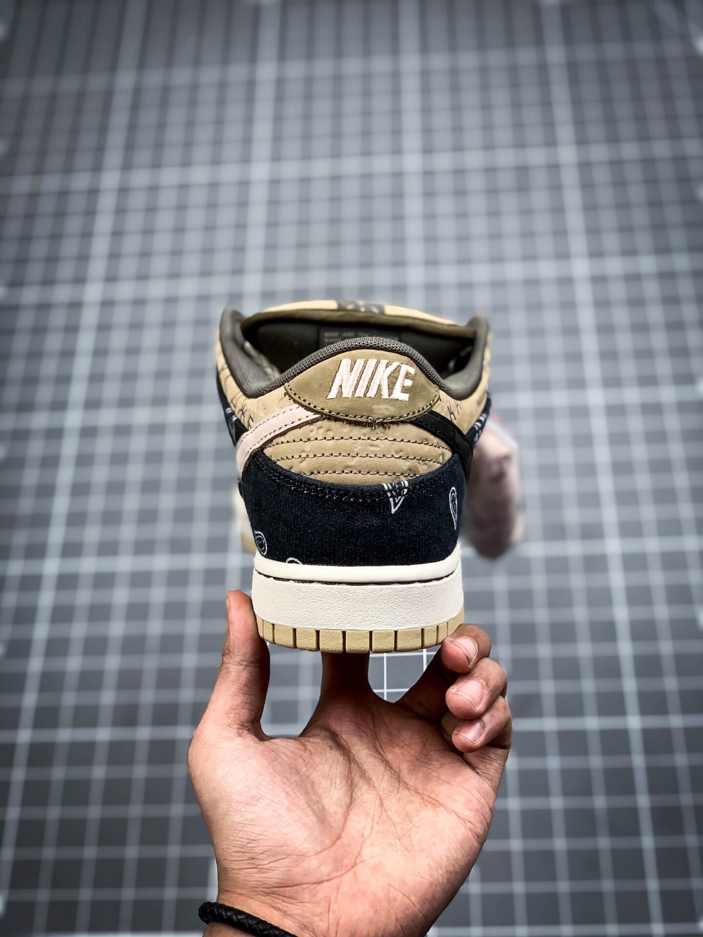 💰真标180💰公司级240💰纯原320 nike sb dunk腰果花可撕 吴亦凡同款 travis scott × sb dunk腰花果影子灰原盒首发版本 椰子 yeezy 350 700 500双层鞋面可撕 情人节原鞋开模 外星人刺绣打造精品💥市售最强版本 紫金湖人原盒首发黑曜石版本 双层鞋面可撕破继鞋款和af1鞋款三只熊联名之后ts和nike又一个空军全新一号的欧文6合作鞋款ow联名,乔1小扣碎同样采用了nb530拼接的解构拆钩设计奶牛冰淇淋。只是m2k在材质上采用了鬼冢虎更具有质感的max 97牛仔布 还具有撕撕乐的属性,腰果花的鞋款撕开里面还有一层特殊的鞋面,而鞋舌上的“cactus jack”也是证明了出自travis scott之手。
官方货号:ct5053-001
size:36 36.5 37.5 38 38.5 39 40 40.5 41 42 42.5 43 44 44.5 45 46
主营:阿迪达斯 耐克 匡威 万斯 麦昆 古驰 斯凯奇 nb 新百伦 斐乐 巴黎世家
椰子350 椰子500 椰子700 m2k 贝壳头 1970s 三叶草 nb550 nb327 nb992
古驰做旧 古驰小脏鞋 古驰小蜜蜂 sb dunk 空军一号 老爹鞋 aj1 aj3 aj4 aj5 aj11 aj34 aj36 aj312 g.t cut 闪电倒勾 篮球鞋:利拉德7 利拉德6 利拉德5 欧文7代 欧文6 欧文5 欧文4 欧文3 欧文2 欧文1 詹姆斯18代 詹姆斯17 詹姆斯16 詹姆斯15 詹姆斯14 詹姆斯13 詹姆斯12 詹姆斯11 詹姆斯5 詹姆斯4 科比5代 科比1 科比4 科比7 科比8 科比9 科比10 科比12 字母哥2代 字母哥1代 字母哥3代 哈登5代 哈登4代 哈登3 哈登2 哈登1 库里8代 库里7 库里6 库里5 库里4 ……系列 欢
#原盒配件 原厂中底钢印、拉帮完美
Size:36 36.5 37.5 38 38.5 39 40 40.5 41 42 42.5 43 44 44.5 45
现货跑量工厂长期主打款真正的好货不靠吹嘘
质量我们替你把关,你还在犹豫什么,撸起袖子加油干。
全部男女鞋,真标真爆带半码
耐克 阿迪达斯 三叶草 椰子350 v2 sb dunk 古驰脏脏鞋 麦昆 匡威1970s 万斯 vans 范斯 新百伦 乔丹 air jordan 亚瑟士 斯凯奇 斐乐 彪马 锐步 mlb fila 鬼冢虎 莆田鞋 板鞋 樱花粉 af1 高帮 纯白 复古 满天星 解构 鞋盾 小麦色 蓝粉 马卡龙 低帮 独角兽 鸳鸯 联名 童鞋 冰淇淋 骨白冰蓝 白蓝 黑色 小白鞋 电玩像素 黑白 涂鸦 镭射 雾霾 白色 diy 1970s 夜光 大童 泼墨 中帮 黑武士 洛克公园 魔术贴 情侣 经典 四钩 奶咖色 刮刮乐 白丝绸 白银 3m 反光 白绿夜光 白橙双钩 小雏菊 权志龙 白绿橙 off white 飞线 金钩 冰块 小银钩 笑脸 缝线 剪纸 纯黑 蓝丝绸 情人节限定 白金 蓝白 354 黑曜石 熊猫 像素 冰蓝 四小勾 水晶底 寿桃 洞洞鞋 彩虹像素 灰色 air force 1 黑色 拖鞋 aj4 aj35 aj11 篮球鞋 莆田 aj3 aj6 aj13 aj7 童鞋 儿童鞋 aj312 aj36 黑白奥利奥 传奇蓝 aj32 限量版 飞人拖鞋 康扣 熊猫 北卡蓝 low 白水泥 藤原浩 aj34郭艾伦 影子灰 蒂芙尼绿 aj10 倒钩 aj9 冰雪奇缘 黑曜石 aj31 aj270 球鞋 大魔王 冰激凌 樱木花道 热熔岩 迪奥联名 胭脂红 凉鞋 aj15 满天星 水泥灰 芝加哥 鸳鸯 aj28 情侣 aj28 樱花粉 电玩像素 北卡蓝 小迪奥 粉色 樱花粉 电玩像素 烟灰 变色龙 兵马俑 大巴黎 aj16 兔八哥 马卡龙 大学蓝 aj30 黑水泥 白蛇 叶绿素 火影 白水泥 情人节限定 粉蛇 黑红 球鞋gtcut kobe球鞋 zoom kobe 500黑武士 2022r nike星空 gt球鞋 zoom跑鞋 纽巴伦990 nikecourt女鞋 zoom aj1 nb827 斐乐hike nike青花瓷 aj镭射 科6 next跑鞋 宇航员2.0 小白鞋 男鞋 运动鞋 斯凯奇 斐乐 板鞋 aj 彪马 新百伦 亚瑟士 new balance adidas 阿迪达斯 篮球鞋 空军一号 纯白 跑步鞋 vision street wear puma 女运动休闲鞋 nb 情侣鞋 球鞋 dunk 美津浓 欧文7 运动鞋女款跑步鞋 休闲男鞋 aj1 拖鞋 耐克鞋男新款 鞋子 童鞋 男款 飞马 zoom 超级飞马 跑鞋 老爹鞋 air max 儿童鞋子 男士 飞马38 m2k 日落 黑白熊猫 女款 飞马39 男款 阿甘鞋 飞马37 夏季 dunk sb 华夫鞋 凉鞋 开拓者 夏款 毛毛虫 气垫 air zoom 休闲鞋 高帮 帆布鞋 sacai 2022 vapormax 赤足 飞马36 af1 紫葡萄 树莓紫 winflo8 court女鞋 网鞋 zoom 破二 dc0774 拖鞋 superfly 子弹头 dunk黑白熊猫 blazer max270 欧文7 小童鞋 阿尔法 欧文8 登月 星空 莆田 黑武士 airmax97 贝壳头 三叶草 boost forum 椰子鞋 yeezy neo 暗夜精灵 金标 椰子 350 v2 ultraboost 清风 阿尔法 涉水鞋 ub21 ub22 forum84 ub nmd 爆米花 pro2 cut supernova x9000 椰子500 小椰子 forum low 史密斯 椰子700 樱花系列女鞋 新百伦530 327 574 5740 满天星 992 550 990 303 nb2002ra 302 元祖灰 993 990v5 nb300 ms327 580 999 nb327新百伦 新百伦878 nb300 5740奶茶色 m5740nb5740 997 608 452 nbms327 992元祖灰 996 880 低帮 倒钩 aj1 low 北卡蓝 黑曜石 倒钩藤原浩鞋 芝加哥 禁穿 小迪奥aj1 aj1大学蓝 樱花粉 烟灰 闪电倒钩 mid 影子灰 白丝绸 黑红脚趾 黑红 马卡龙 小dior 蒂芙尼绿 黑脚趾 小摩卡 蜘蛛侠 兔八哥 莆田纯原 纯白 中帮 黑粉脚趾 鸳鸯 low摩卡棕 扣碎 倒钩低帮 小闪电 凯尔特人 芝加哥ow联名 灰白 红豆奶茶 叛逆 换底 扣碎篮板 摩卡棕 迪奥联名鞋 皇家蓝 低帮女鞋倒钩白棕 泡泡糖 黑粉脚趾 北卡蓝低帮 黑绿脚趾 影子灰 蒂芙尼绿 黑脚趾 浆果粉 扣碎篮板 鸳鸯 冰淇淋 白丝绸 激光蓝 offwhite联名 黑粉脚趾 蓝 水洗丹宁 情人节 午夜蓝 凯尔特人 泡泡糖 男鞋 女鞋 夏季 儿童 拖鞋 小众鞋 篮球鞋 凉鞋 运动鞋 跑步鞋 童鞋