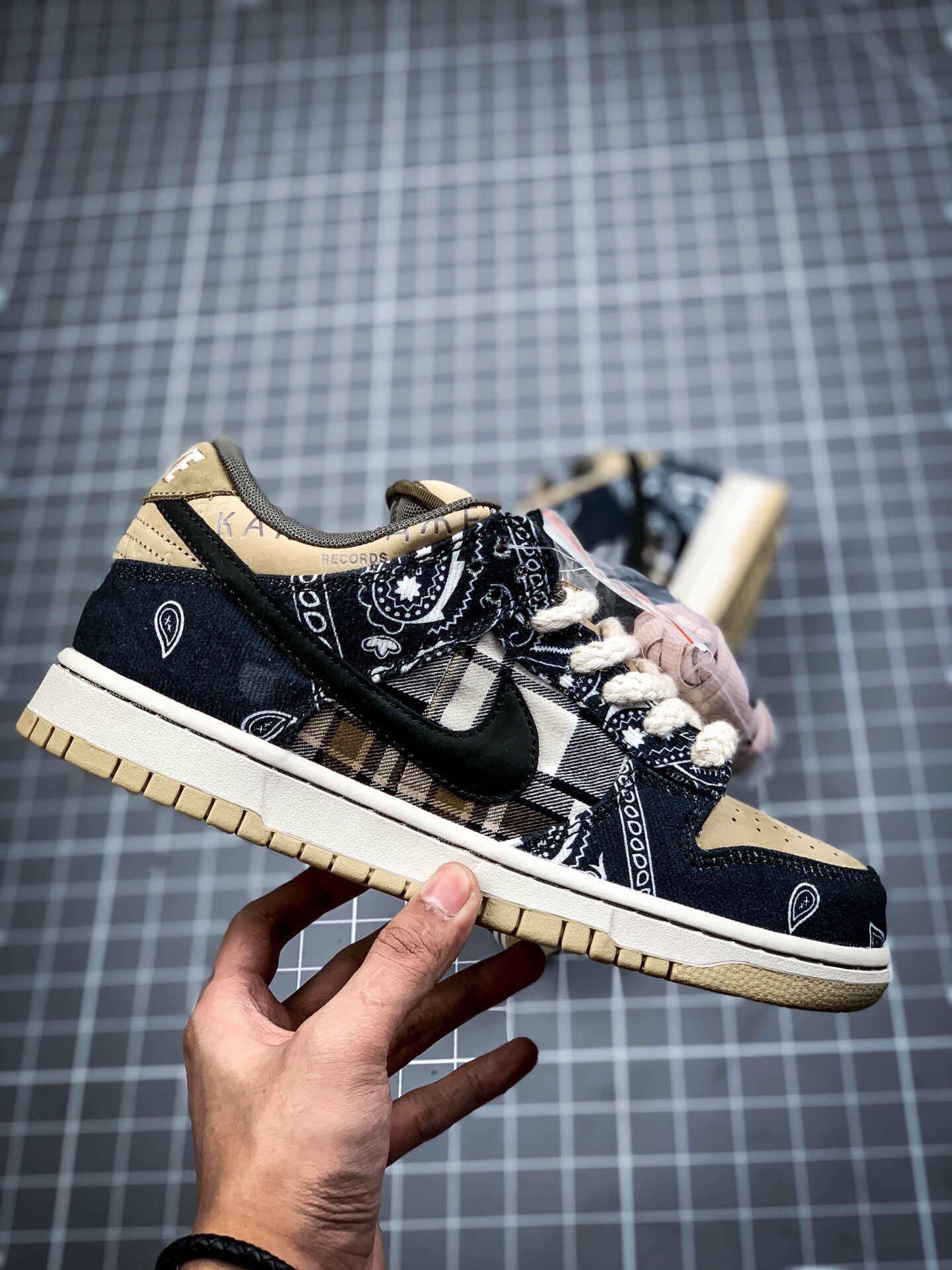 💰真标180💰公司级240💰纯原320 nike sb dunk腰果花可撕 吴亦凡同款 travis scott × sb dunk腰花果影子灰原盒首发版本 椰子 yeezy 350 700 500双层鞋面可撕 情人节原鞋开模 外星人刺绣打造精品💥市售最强版本 紫金湖人原盒首发黑曜石版本 双层鞋面可撕破继鞋款和af1鞋款三只熊联名之后ts和nike又一个空军全新一号的欧文6合作鞋款ow联名,乔1小扣碎同样采用了nb530拼接的解构拆钩设计奶牛冰淇淋。只是m2k在材质上采用了鬼冢虎更具有质感的max 97牛仔布 还具有撕撕乐的属性,腰果花的鞋款撕开里面还有一层特殊的鞋面,而鞋舌上的“cactus jack”也是证明了出自travis scott之手。
官方货号:ct5053-001
size:36 36.5 37.5 38 38.5 39 40 40.5 41 42 42.5 43 44 44.5 45 46
主营:阿迪达斯 耐克 匡威 万斯 麦昆 古驰 斯凯奇 nb 新百伦 斐乐 巴黎世家
椰子350 椰子500 椰子700 m2k 贝壳头 1970s 三叶草 nb550 nb327 nb992
古驰做旧 古驰小脏鞋 古驰小蜜蜂 sb dunk 空军一号 老爹鞋 aj1 aj3 aj4 aj5 aj11 aj34 aj36 aj312 g.t cut 闪电倒勾 篮球鞋:利拉德7 利拉德6 利拉德5 欧文7代 欧文6 欧文5 欧文4 欧文3 欧文2 欧文1 詹姆斯18代 詹姆斯17 詹姆斯16 詹姆斯15 詹姆斯14 詹姆斯13 詹姆斯12 詹姆斯11 詹姆斯5 詹姆斯4 科比5代 科比1 科比4 科比7 科比8 科比9 科比10 科比12 字母哥2代 字母哥1代 字母哥3代 哈登5代 哈登4代 哈登3 哈登2 哈登1 库里8代 库里7 库里6 库里5 库里4 ……系列 欢
#原盒配件 原厂中底钢印、拉帮完美
Size:36 36.5 37.5 38 38.5 39 40 40.5 41 42 42.5 43 44 44.5 45
现货跑量工厂长期主打款真正的好货不靠吹嘘
质量我们替你把关,你还在犹豫什么,撸起袖子加油干。
全部男女鞋,真标真爆带半码
耐克 阿迪达斯 三叶草 椰子350 v2 sb dunk 古驰脏脏鞋 麦昆 匡威1970s 万斯 vans 范斯 新百伦 乔丹 air jordan 亚瑟士 斯凯奇 斐乐 彪马 锐步 mlb fila 鬼冢虎 莆田鞋 板鞋 樱花粉 af1 高帮 纯白 复古 满天星 解构 鞋盾 小麦色 蓝粉 马卡龙 低帮 独角兽 鸳鸯 联名 童鞋 冰淇淋 骨白冰蓝 白蓝 黑色 小白鞋 电玩像素 黑白 涂鸦 镭射 雾霾 白色 diy 1970s 夜光 大童 泼墨 中帮 黑武士 洛克公园 魔术贴 情侣 经典 四钩 奶咖色 刮刮乐 白丝绸 白银 3m 反光 白绿夜光 白橙双钩 小雏菊 权志龙 白绿橙 off white 飞线 金钩 冰块 小银钩 笑脸 缝线 剪纸 纯黑 蓝丝绸 情人节限定 白金 蓝白 354 黑曜石 熊猫 像素 冰蓝 四小勾 水晶底 寿桃 洞洞鞋 彩虹像素 灰色 air force 1 黑色 拖鞋 aj4 aj35 aj11 篮球鞋 莆田 aj3 aj6 aj13 aj7 童鞋 儿童鞋 aj312 aj36 黑白奥利奥 传奇蓝 aj32 限量版 飞人拖鞋 康扣 熊猫 北卡蓝 low 白水泥 藤原浩 aj34郭艾伦 影子灰 蒂芙尼绿 aj10 倒钩 aj9 冰雪奇缘 黑曜石 aj31 aj270 球鞋 大魔王 冰激凌 樱木花道 热熔岩 迪奥联名 胭脂红 凉鞋 aj15 满天星 水泥灰 芝加哥 鸳鸯 aj28 情侣 aj28 樱花粉 电玩像素 北卡蓝 小迪奥 粉色 樱花粉 电玩像素 烟灰 变色龙 兵马俑 大巴黎 aj16 兔八哥 马卡龙 大学蓝 aj30 黑水泥 白蛇 叶绿素 火影 白水泥 情人节限定 粉蛇 黑红 球鞋gtcut kobe球鞋 zoom kobe 500黑武士 2022r nike星空 gt球鞋 zoom跑鞋 纽巴伦990 nikecourt女鞋 zoom aj1 nb827 斐乐hike nike青花瓷 aj镭射 科6 next跑鞋 宇航员2.0 小白鞋 男鞋 运动鞋 斯凯奇 斐乐 板鞋 aj 彪马 新百伦 亚瑟士 new balance adidas 阿迪达斯 篮球鞋 空军一号 纯白 跑步鞋 vision street wear puma 女运动休闲鞋 nb 情侣鞋 球鞋 dunk 美津浓 欧文7 运动鞋女款跑步鞋 休闲男鞋 aj1 拖鞋 耐克鞋男新款 鞋子 童鞋 男款 飞马 zoom 超级飞马 跑鞋 老爹鞋 air max 儿童鞋子 男士 飞马38 m2k 日落 黑白熊猫 女款 飞马39 男款 阿甘鞋 飞马37 夏季 dunk sb 华夫鞋 凉鞋 开拓者 夏款 毛毛虫 气垫 air zoom 休闲鞋 高帮 帆布鞋 sacai 2022 vapormax 赤足 飞马36 af1 紫葡萄 树莓紫 winflo8 court女鞋 网鞋 zoom 破二 dc0774 拖鞋 superfly 子弹头 dunk黑白熊猫 blazer max270 欧文7 小童鞋 阿尔法 欧文8 登月 星空 莆田 黑武士 airmax97 贝壳头 三叶草 boost forum 椰子鞋 yeezy neo 暗夜精灵 金标 椰子 350 v2 ultraboost 清风 阿尔法 涉水鞋 ub21 ub22 forum84 ub nmd 爆米花 pro2 cut supernova x9000 椰子500 小椰子 forum low 史密斯 椰子700 樱花系列女鞋 新百伦530 327 574 5740 满天星 992 550 990 303 nb2002ra 302 元祖灰 993 990v5 nb300 ms327 580 999 nb327新百伦 新百伦878 nb300 5740奶茶色 m5740nb5740 997 608 452 nbms327 992元祖灰 996 880 低帮 倒钩 aj1 low 北卡蓝 黑曜石 倒钩藤原浩鞋 芝加哥 禁穿 小迪奥aj1 aj1大学蓝 樱花粉 烟灰 闪电倒钩 mid 影子灰 白丝绸 黑红脚趾 黑红 马卡龙 小dior 蒂芙尼绿 黑脚趾 小摩卡 蜘蛛侠 兔八哥 莆田纯原 纯白 中帮 黑粉脚趾 鸳鸯 low摩卡棕 扣碎 倒钩低帮 小闪电 凯尔特人 芝加哥ow联名 灰白 红豆奶茶 叛逆 换底 扣碎篮板 摩卡棕 迪奥联名鞋 皇家蓝 低帮女鞋倒钩白棕 泡泡糖 黑粉脚趾 北卡蓝低帮 黑绿脚趾 影子灰 蒂芙尼绿 黑脚趾 浆果粉 扣碎篮板 鸳鸯 冰淇淋 白丝绸 激光蓝 offwhite联名 黑粉脚趾 蓝 水洗丹宁 情人节 午夜蓝 凯尔特人 泡泡糖 男鞋 女鞋 夏季 儿童 拖鞋 小众鞋 篮球鞋 凉鞋 运动鞋 跑步鞋 童鞋