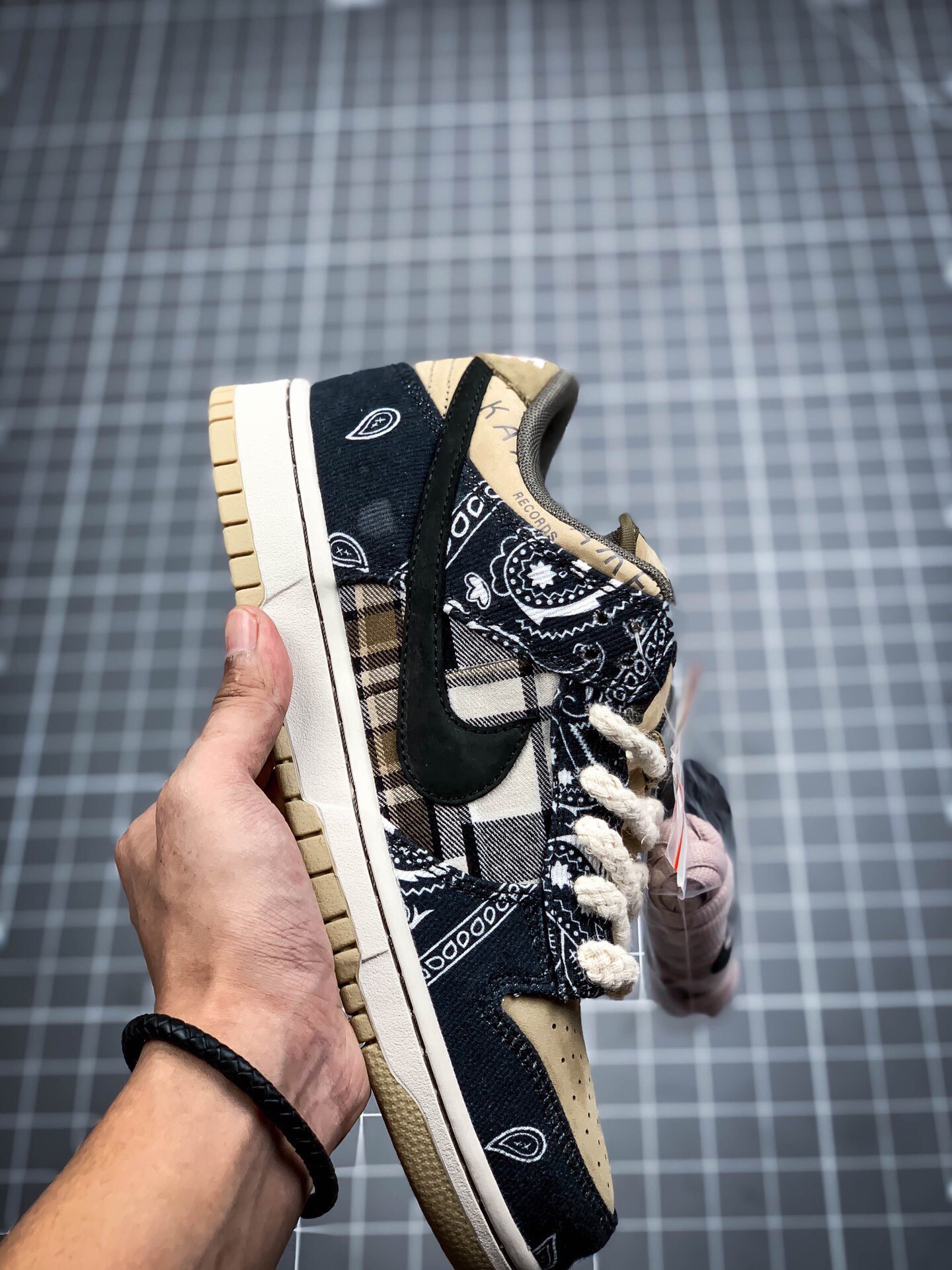 💰真标180💰公司级240💰纯原320 nike sb dunk腰果花可撕 吴亦凡同款 travis scott × sb dunk腰花果影子灰原盒首发版本 椰子 yeezy 350 700 500双层鞋面可撕 情人节原鞋开模 外星人刺绣打造精品💥市售最强版本 紫金湖人原盒首发黑曜石版本 双层鞋面可撕破继鞋款和af1鞋款三只熊联名之后ts和nike又一个空军全新一号的欧文6合作鞋款ow联名,乔1小扣碎同样采用了nb530拼接的解构拆钩设计奶牛冰淇淋。只是m2k在材质上采用了鬼冢虎更具有质感的max 97牛仔布 还具有撕撕乐的属性,腰果花的鞋款撕开里面还有一层特殊的鞋面,而鞋舌上的“cactus jack”也是证明了出自travis scott之手。
官方货号:ct5053-001
size:36 36.5 37.5 38 38.5 39 40 40.5 41 42 42.5 43 44 44.5 45 46
主营:阿迪达斯 耐克 匡威 万斯 麦昆 古驰 斯凯奇 nb 新百伦 斐乐 巴黎世家
椰子350 椰子500 椰子700 m2k 贝壳头 1970s 三叶草 nb550 nb327 nb992
古驰做旧 古驰小脏鞋 古驰小蜜蜂 sb dunk 空军一号 老爹鞋 aj1 aj3 aj4 aj5 aj11 aj34 aj36 aj312 g.t cut 闪电倒勾 篮球鞋:利拉德7 利拉德6 利拉德5 欧文7代 欧文6 欧文5 欧文4 欧文3 欧文2 欧文1 詹姆斯18代 詹姆斯17 詹姆斯16 詹姆斯15 詹姆斯14 詹姆斯13 詹姆斯12 詹姆斯11 詹姆斯5 詹姆斯4 科比5代 科比1 科比4 科比7 科比8 科比9 科比10 科比12 字母哥2代 字母哥1代 字母哥3代 哈登5代 哈登4代 哈登3 哈登2 哈登1 库里8代 库里7 库里6 库里5 库里4 ……系列 欢
#原盒配件 原厂中底钢印、拉帮完美
Size:36 36.5 37.5 38 38.5 39 40 40.5 41 42 42.5 43 44 44.5 45
现货跑量工厂长期主打款真正的好货不靠吹嘘
质量我们替你把关,你还在犹豫什么,撸起袖子加油干。
全部男女鞋,真标真爆带半码
耐克 阿迪达斯 三叶草 椰子350 v2 sb dunk 古驰脏脏鞋 麦昆 匡威1970s 万斯 vans 范斯 新百伦 乔丹 air jordan 亚瑟士 斯凯奇 斐乐 彪马 锐步 mlb fila 鬼冢虎 莆田鞋 板鞋 樱花粉 af1 高帮 纯白 复古 满天星 解构 鞋盾 小麦色 蓝粉 马卡龙 低帮 独角兽 鸳鸯 联名 童鞋 冰淇淋 骨白冰蓝 白蓝 黑色 小白鞋 电玩像素 黑白 涂鸦 镭射 雾霾 白色 diy 1970s 夜光 大童 泼墨 中帮 黑武士 洛克公园 魔术贴 情侣 经典 四钩 奶咖色 刮刮乐 白丝绸 白银 3m 反光 白绿夜光 白橙双钩 小雏菊 权志龙 白绿橙 off white 飞线 金钩 冰块 小银钩 笑脸 缝线 剪纸 纯黑 蓝丝绸 情人节限定 白金 蓝白 354 黑曜石 熊猫 像素 冰蓝 四小勾 水晶底 寿桃 洞洞鞋 彩虹像素 灰色 air force 1 黑色 拖鞋 aj4 aj35 aj11 篮球鞋 莆田 aj3 aj6 aj13 aj7 童鞋 儿童鞋 aj312 aj36 黑白奥利奥 传奇蓝 aj32 限量版 飞人拖鞋 康扣 熊猫 北卡蓝 low 白水泥 藤原浩 aj34郭艾伦 影子灰 蒂芙尼绿 aj10 倒钩 aj9 冰雪奇缘 黑曜石 aj31 aj270 球鞋 大魔王 冰激凌 樱木花道 热熔岩 迪奥联名 胭脂红 凉鞋 aj15 满天星 水泥灰 芝加哥 鸳鸯 aj28 情侣 aj28 樱花粉 电玩像素 北卡蓝 小迪奥 粉色 樱花粉 电玩像素 烟灰 变色龙 兵马俑 大巴黎 aj16 兔八哥 马卡龙 大学蓝 aj30 黑水泥 白蛇 叶绿素 火影 白水泥 情人节限定 粉蛇 黑红 球鞋gtcut kobe球鞋 zoom kobe 500黑武士 2022r nike星空 gt球鞋 zoom跑鞋 纽巴伦990 nikecourt女鞋 zoom aj1 nb827 斐乐hike nike青花瓷 aj镭射 科6 next跑鞋 宇航员2.0 小白鞋 男鞋 运动鞋 斯凯奇 斐乐 板鞋 aj 彪马 新百伦 亚瑟士 new balance adidas 阿迪达斯 篮球鞋 空军一号 纯白 跑步鞋 vision street wear puma 女运动休闲鞋 nb 情侣鞋 球鞋 dunk 美津浓 欧文7 运动鞋女款跑步鞋 休闲男鞋 aj1 拖鞋 耐克鞋男新款 鞋子 童鞋 男款 飞马 zoom 超级飞马 跑鞋 老爹鞋 air max 儿童鞋子 男士 飞马38 m2k 日落 黑白熊猫 女款 飞马39 男款 阿甘鞋 飞马37 夏季 dunk sb 华夫鞋 凉鞋 开拓者 夏款 毛毛虫 气垫 air zoom 休闲鞋 高帮 帆布鞋 sacai 2022 vapormax 赤足 飞马36 af1 紫葡萄 树莓紫 winflo8 court女鞋 网鞋 zoom 破二 dc0774 拖鞋 superfly 子弹头 dunk黑白熊猫 blazer max270 欧文7 小童鞋 阿尔法 欧文8 登月 星空 莆田 黑武士 airmax97 贝壳头 三叶草 boost forum 椰子鞋 yeezy neo 暗夜精灵 金标 椰子 350 v2 ultraboost 清风 阿尔法 涉水鞋 ub21 ub22 forum84 ub nmd 爆米花 pro2 cut supernova x9000 椰子500 小椰子 forum low 史密斯 椰子700 樱花系列女鞋 新百伦530 327 574 5740 满天星 992 550 990 303 nb2002ra 302 元祖灰 993 990v5 nb300 ms327 580 999 nb327新百伦 新百伦878 nb300 5740奶茶色 m5740nb5740 997 608 452 nbms327 992元祖灰 996 880 低帮 倒钩 aj1 low 北卡蓝 黑曜石 倒钩藤原浩鞋 芝加哥 禁穿 小迪奥aj1 aj1大学蓝 樱花粉 烟灰 闪电倒钩 mid 影子灰 白丝绸 黑红脚趾 黑红 马卡龙 小dior 蒂芙尼绿 黑脚趾 小摩卡 蜘蛛侠 兔八哥 莆田纯原 纯白 中帮 黑粉脚趾 鸳鸯 low摩卡棕 扣碎 倒钩低帮 小闪电 凯尔特人 芝加哥ow联名 灰白 红豆奶茶 叛逆 换底 扣碎篮板 摩卡棕 迪奥联名鞋 皇家蓝 低帮女鞋倒钩白棕 泡泡糖 黑粉脚趾 北卡蓝低帮 黑绿脚趾 影子灰 蒂芙尼绿 黑脚趾 浆果粉 扣碎篮板 鸳鸯 冰淇淋 白丝绸 激光蓝 offwhite联名 黑粉脚趾 蓝 水洗丹宁 情人节 午夜蓝 凯尔特人 泡泡糖 男鞋 女鞋 夏季 儿童 拖鞋 小众鞋 篮球鞋 凉鞋 运动鞋 跑步鞋 童鞋