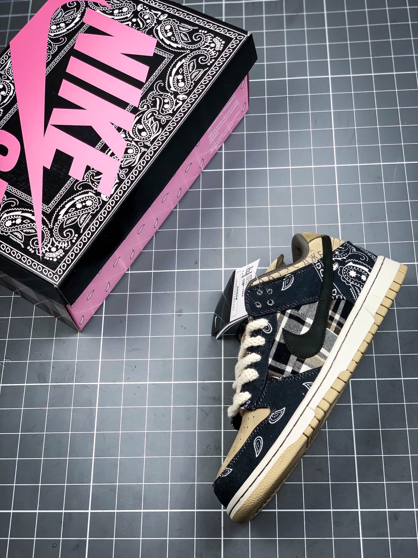 💰真标180💰公司级240💰纯原320 nike sb dunk腰果花可撕 吴亦凡同款 travis scott × sb dunk腰花果影子灰原盒首发版本 椰子 yeezy 350 700 500双层鞋面可撕 情人节原鞋开模 外星人刺绣打造精品💥市售最强版本 紫金湖人原盒首发黑曜石版本 双层鞋面可撕破继鞋款和af1鞋款三只熊联名之后ts和nike又一个空军全新一号的欧文6合作鞋款ow联名,乔1小扣碎同样采用了nb530拼接的解构拆钩设计奶牛冰淇淋。只是m2k在材质上采用了鬼冢虎更具有质感的max 97牛仔布 还具有撕撕乐的属性,腰果花的鞋款撕开里面还有一层特殊的鞋面,而鞋舌上的“cactus jack”也是证明了出自travis scott之手。
官方货号:ct5053-001
size:36 36.5 37.5 38 38.5 39 40 40.5 41 42 42.5 43 44 44.5 45 46
主营:阿迪达斯 耐克 匡威 万斯 麦昆 古驰 斯凯奇 nb 新百伦 斐乐 巴黎世家
椰子350 椰子500 椰子700 m2k 贝壳头 1970s 三叶草 nb550 nb327 nb992
古驰做旧 古驰小脏鞋 古驰小蜜蜂 sb dunk 空军一号 老爹鞋 aj1 aj3 aj4 aj5 aj11 aj34 aj36 aj312 g.t cut 闪电倒勾 篮球鞋:利拉德7 利拉德6 利拉德5 欧文7代 欧文6 欧文5 欧文4 欧文3 欧文2 欧文1 詹姆斯18代 詹姆斯17 詹姆斯16 詹姆斯15 詹姆斯14 詹姆斯13 詹姆斯12 詹姆斯11 詹姆斯5 詹姆斯4 科比5代 科比1 科比4 科比7 科比8 科比9 科比10 科比12 字母哥2代 字母哥1代 字母哥3代 哈登5代 哈登4代 哈登3 哈登2 哈登1 库里8代 库里7 库里6 库里5 库里4 ……系列 欢
#原盒配件 原厂中底钢印、拉帮完美
Size:36 36.5 37.5 38 38.5 39 40 40.5 41 42 42.5 43 44 44.5 45
现货跑量工厂长期主打款真正的好货不靠吹嘘
质量我们替你把关,你还在犹豫什么,撸起袖子加油干。
全部男女鞋,真标真爆带半码
耐克 阿迪达斯 三叶草 椰子350 v2 sb dunk 古驰脏脏鞋 麦昆 匡威1970s 万斯 vans 范斯 新百伦 乔丹 air jordan 亚瑟士 斯凯奇 斐乐 彪马 锐步 mlb fila 鬼冢虎 莆田鞋 板鞋 樱花粉 af1 高帮 纯白 复古 满天星 解构 鞋盾 小麦色 蓝粉 马卡龙 低帮 独角兽 鸳鸯 联名 童鞋 冰淇淋 骨白冰蓝 白蓝 黑色 小白鞋 电玩像素 黑白 涂鸦 镭射 雾霾 白色 diy 1970s 夜光 大童 泼墨 中帮 黑武士 洛克公园 魔术贴 情侣 经典 四钩 奶咖色 刮刮乐 白丝绸 白银 3m 反光 白绿夜光 白橙双钩 小雏菊 权志龙 白绿橙 off white 飞线 金钩 冰块 小银钩 笑脸 缝线 剪纸 纯黑 蓝丝绸 情人节限定 白金 蓝白 354 黑曜石 熊猫 像素 冰蓝 四小勾 水晶底 寿桃 洞洞鞋 彩虹像素 灰色 air force 1 黑色 拖鞋 aj4 aj35 aj11 篮球鞋 莆田 aj3 aj6 aj13 aj7 童鞋 儿童鞋 aj312 aj36 黑白奥利奥 传奇蓝 aj32 限量版 飞人拖鞋 康扣 熊猫 北卡蓝 low 白水泥 藤原浩 aj34郭艾伦 影子灰 蒂芙尼绿 aj10 倒钩 aj9 冰雪奇缘 黑曜石 aj31 aj270 球鞋 大魔王 冰激凌 樱木花道 热熔岩 迪奥联名 胭脂红 凉鞋 aj15 满天星 水泥灰 芝加哥 鸳鸯 aj28 情侣 aj28 樱花粉 电玩像素 北卡蓝 小迪奥 粉色 樱花粉 电玩像素 烟灰 变色龙 兵马俑 大巴黎 aj16 兔八哥 马卡龙 大学蓝 aj30 黑水泥 白蛇 叶绿素 火影 白水泥 情人节限定 粉蛇 黑红 球鞋gtcut kobe球鞋 zoom kobe 500黑武士 2022r nike星空 gt球鞋 zoom跑鞋 纽巴伦990 nikecourt女鞋 zoom aj1 nb827 斐乐hike nike青花瓷 aj镭射 科6 next跑鞋 宇航员2.0 小白鞋 男鞋 运动鞋 斯凯奇 斐乐 板鞋 aj 彪马 新百伦 亚瑟士 new balance adidas 阿迪达斯 篮球鞋 空军一号 纯白 跑步鞋 vision street wear puma 女运动休闲鞋 nb 情侣鞋 球鞋 dunk 美津浓 欧文7 运动鞋女款跑步鞋 休闲男鞋 aj1 拖鞋 耐克鞋男新款 鞋子 童鞋 男款 飞马 zoom 超级飞马 跑鞋 老爹鞋 air max 儿童鞋子 男士 飞马38 m2k 日落 黑白熊猫 女款 飞马39 男款 阿甘鞋 飞马37 夏季 dunk sb 华夫鞋 凉鞋 开拓者 夏款 毛毛虫 气垫 air zoom 休闲鞋 高帮 帆布鞋 sacai 2022 vapormax 赤足 飞马36 af1 紫葡萄 树莓紫 winflo8 court女鞋 网鞋 zoom 破二 dc0774 拖鞋 superfly 子弹头 dunk黑白熊猫 blazer max270 欧文7 小童鞋 阿尔法 欧文8 登月 星空 莆田 黑武士 airmax97 贝壳头 三叶草 boost forum 椰子鞋 yeezy neo 暗夜精灵 金标 椰子 350 v2 ultraboost 清风 阿尔法 涉水鞋 ub21 ub22 forum84 ub nmd 爆米花 pro2 cut supernova x9000 椰子500 小椰子 forum low 史密斯 椰子700 樱花系列女鞋 新百伦530 327 574 5740 满天星 992 550 990 303 nb2002ra 302 元祖灰 993 990v5 nb300 ms327 580 999 nb327新百伦 新百伦878 nb300 5740奶茶色 m5740nb5740 997 608 452 nbms327 992元祖灰 996 880 低帮 倒钩 aj1 low 北卡蓝 黑曜石 倒钩藤原浩鞋 芝加哥 禁穿 小迪奥aj1 aj1大学蓝 樱花粉 烟灰 闪电倒钩 mid 影子灰 白丝绸 黑红脚趾 黑红 马卡龙 小dior 蒂芙尼绿 黑脚趾 小摩卡 蜘蛛侠 兔八哥 莆田纯原 纯白 中帮 黑粉脚趾 鸳鸯 low摩卡棕 扣碎 倒钩低帮 小闪电 凯尔特人 芝加哥ow联名 灰白 红豆奶茶 叛逆 换底 扣碎篮板 摩卡棕 迪奥联名鞋 皇家蓝 低帮女鞋倒钩白棕 泡泡糖 黑粉脚趾 北卡蓝低帮 黑绿脚趾 影子灰 蒂芙尼绿 黑脚趾 浆果粉 扣碎篮板 鸳鸯 冰淇淋 白丝绸 激光蓝 offwhite联名 黑粉脚趾 蓝 水洗丹宁 情人节 午夜蓝 凯尔特人 泡泡糖 男鞋 女鞋 夏季 儿童 拖鞋 小众鞋 篮球鞋 凉鞋 运动鞋 跑步鞋 童鞋