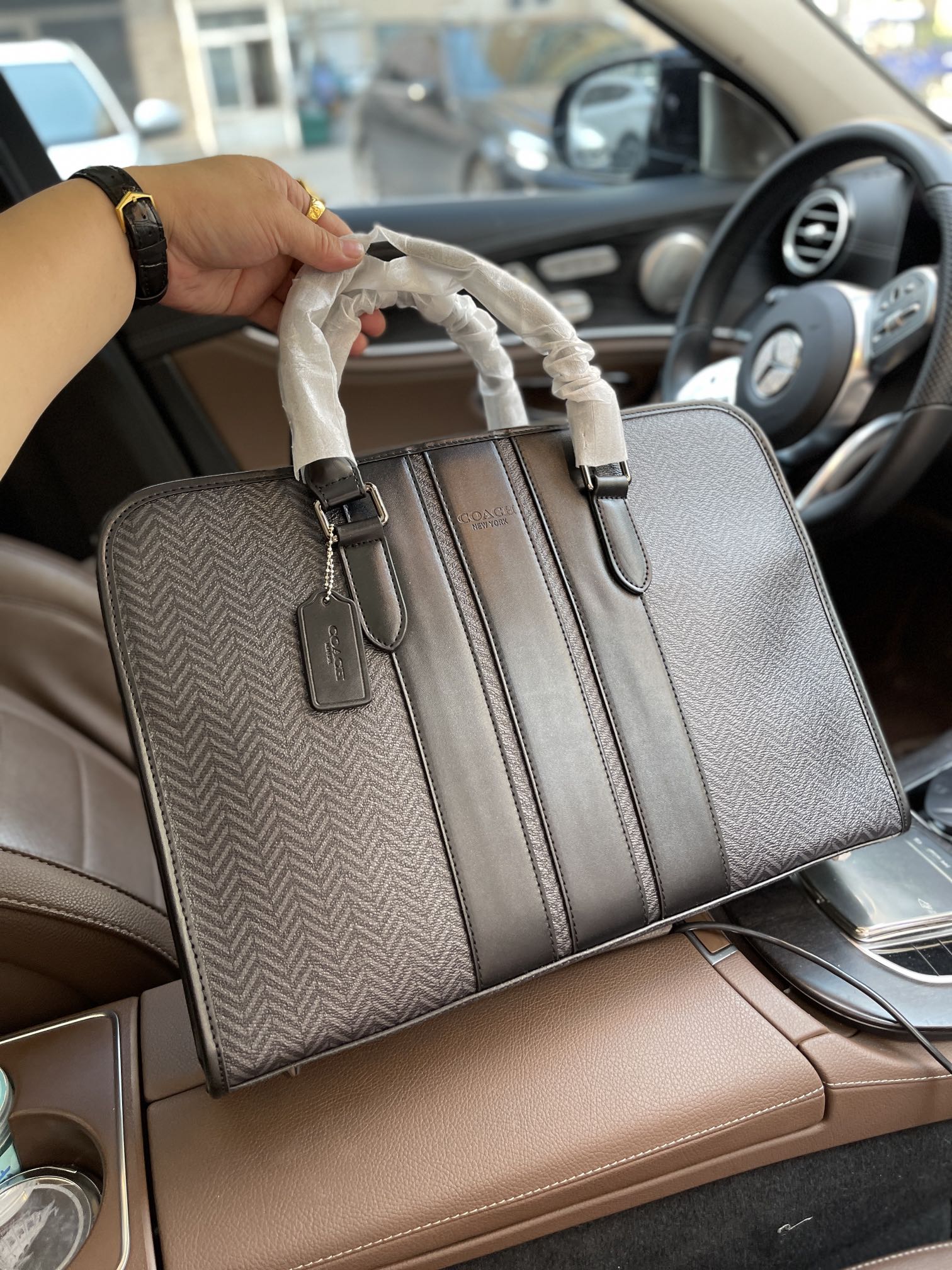 专柜爆款2022春夏专柜公文包进口意大利原版头层牛皮 ykk拉链＋顶级电度五金 独立I暗兜 内里干净整洁 休闲百搭，商务休闲男神必备高端客户入 实物拍摄 品质决定品味尺寸：40308cm  专柜爆款2022春夏专柜公文包进口意大利原版头层牛皮 ykk拉链＋顶级电度五金 独立I暗兜 内里干净整洁 休闲百搭，商务休闲男神必备高端客户入 实物拍摄 品质决定品味尺寸：40308cm