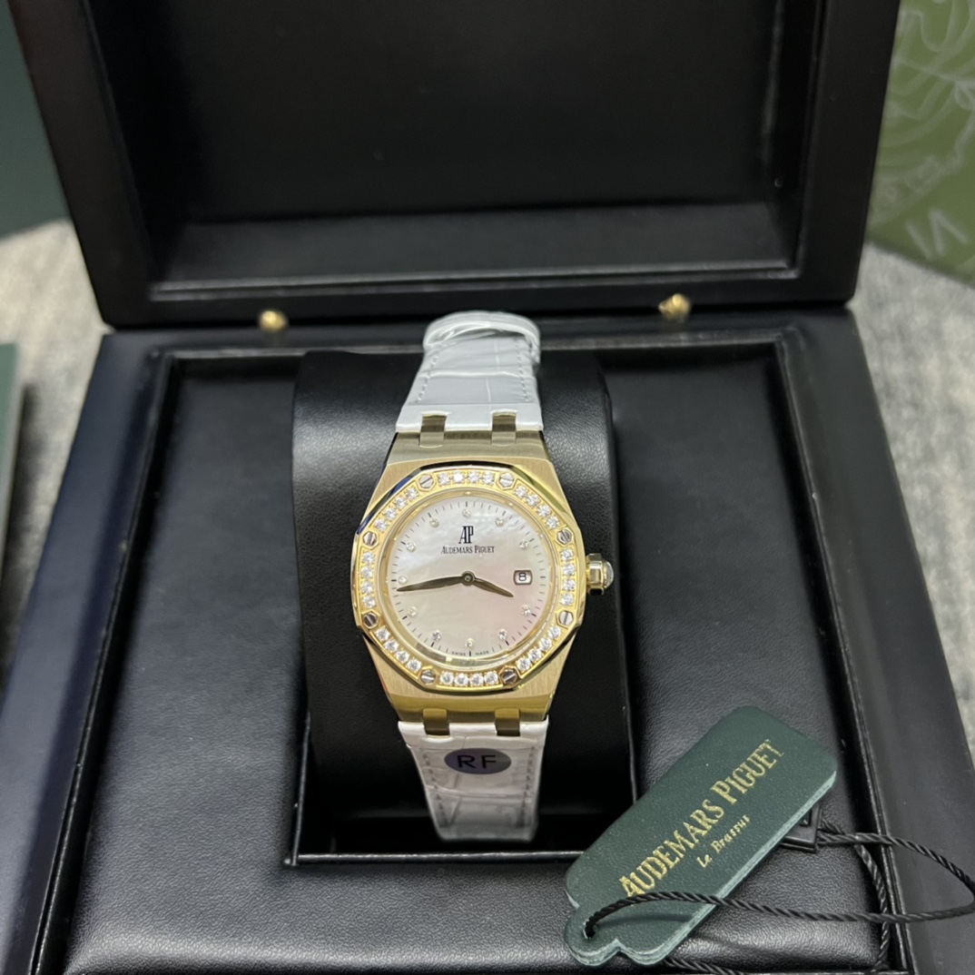 NO:392125,RF new model Audemars Piguet Royal Oak Series Model 67601 Quartz Watch. The unique octagonal appearance of the Royal Oak Series also has Audemars Piguet's unique design style and also integrates the elegant style of women. It is deeply loved by female celebrities. Even if it is only a small size of 33 mm, it fully displays Audemars Piguet's unique pure beauty and firm lines. The diamond-filled bezel also adds more softness to the ladies wearing it. Bati is inlaid with a translucent convex sapphire, equipped with a Swiss imported quartz movement, with practical calendar display function, matched with original fluoroelastic, fits with hand shape, waterproof and easy to clean!  A must-have item for summer!  ,,audemars19860909RF新款 爱彼皇家橡树系列型号67601石英腕表,皇家橡树系列独有的八角形外观还拥有爱彼独特的设计风格也将女士优雅风格融入其中,深受女明星们的爱戴,即使只有33毫米的小尺寸,也将爱彼独有的纯净美感与刚毅线条展现的淋漓尽致而镶满钻石的表圈也为佩戴的女士增添了更多的柔美.巴蒂镶嵌一枚半透明凸面蓝宝石,搭载瑞士进口石英机芯,拥有实用的日历显示功能,搭配原版氟橡胶 贴合手型 防水易清洗！夏季必备单品！,,audemars,Watch
