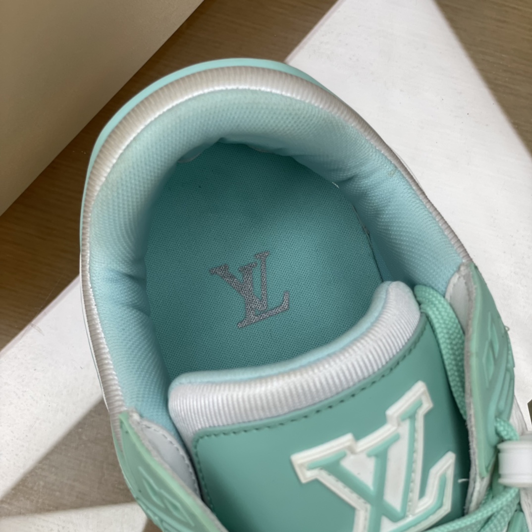 LV/路易威登   采用天蓝色拼接白色牛皮制成情侣款运动跑鞋