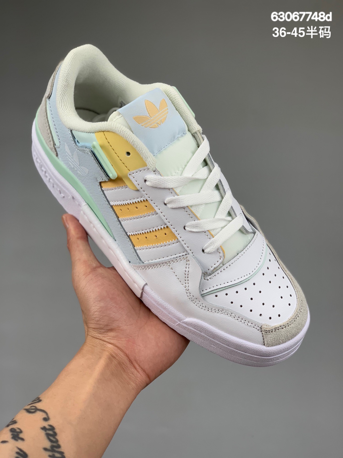 本地
阿迪达斯 Adidas Forum 84 Low OG 低帮百搭潮流休闲运动板鞋 以复古篮球鞋的外形为基础，采用皮革拼接，简约百搭，更加贴合舒适。中底内侧网格造型起到点睛之笔，外底橡胶，更显复古！ 
货号：CQ0995
尺码：36 36⅔ 37⅓ 38 38⅔ 39⅓ 40 40⅔ 41⅓ 42 42⅔ 43⅓ 44 45
编码：63067748d