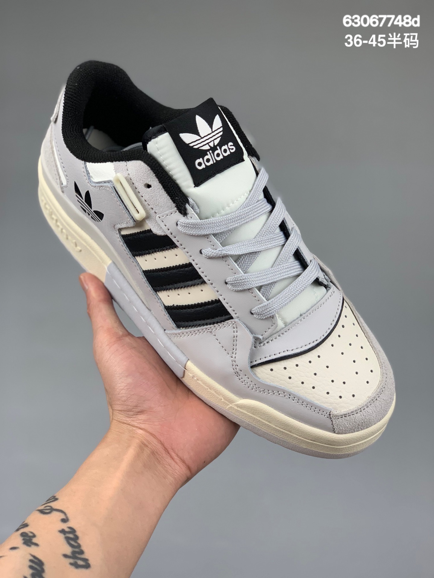 本地
阿迪达斯 Adidas Forum 84 Low OG 低帮百搭潮流休闲运动板鞋 以复古篮球鞋的外形为基础，采用皮革拼接，简约百搭，更加贴合舒适。中底内侧网格造型起到点睛之笔，外底橡胶，更显复古！ 
货号：CQ0995
尺码：36 36⅔ 37⅓ 38 38⅔ 39⅓ 40 40⅔ 41⅓ 42 42⅔ 43⅓ 44 45
编码：63067748d