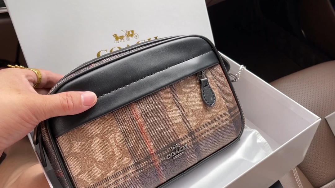 K5   Coach 蔻驰 宽肩带斜跨手拿胸包单肩多功能相机包 规格23147CM 实物拍摄 最高版本 原版全套专柜礼盒发票密封包装