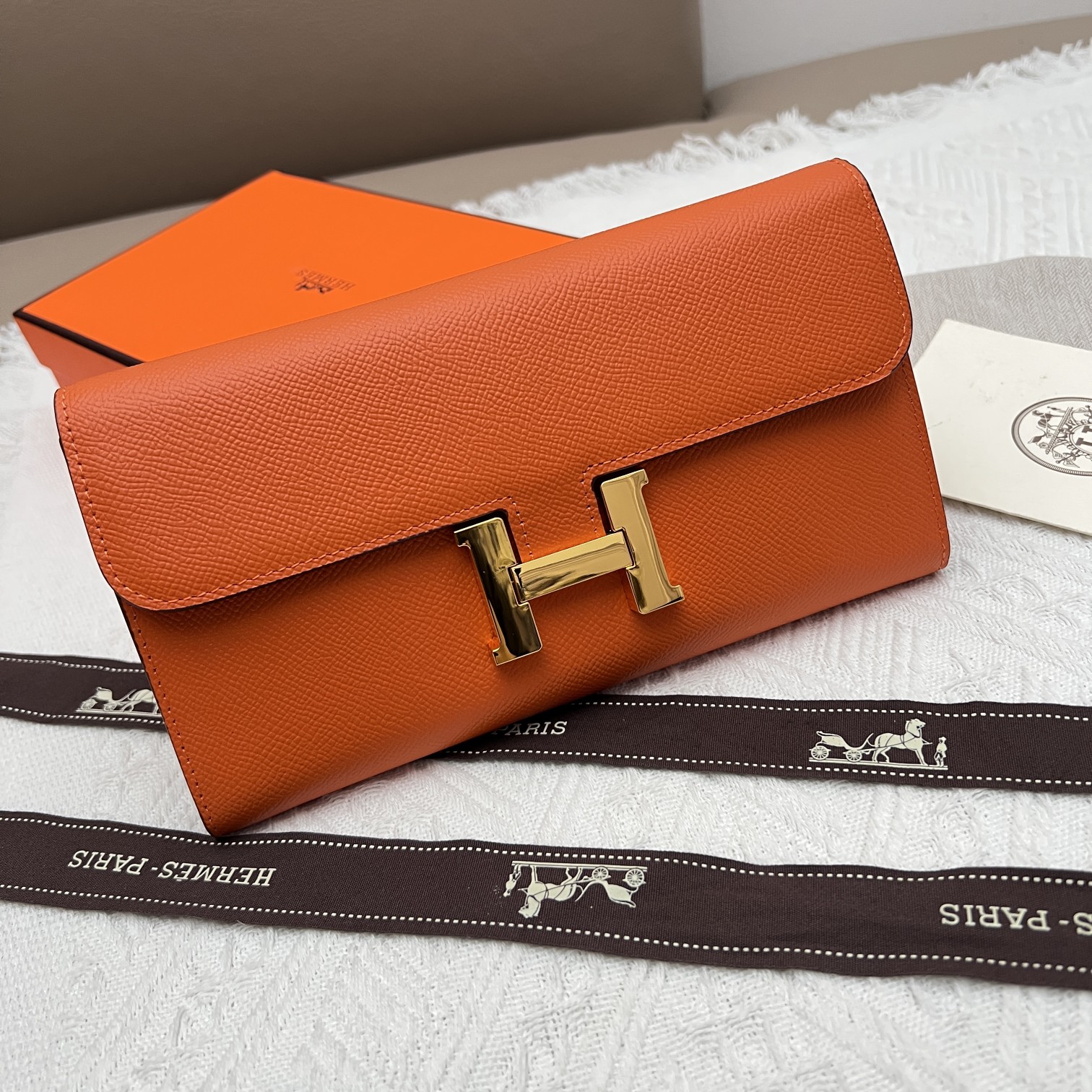 Elegante Cartera Constance de Piel Naranja con Cierre Dorado para Mujer
