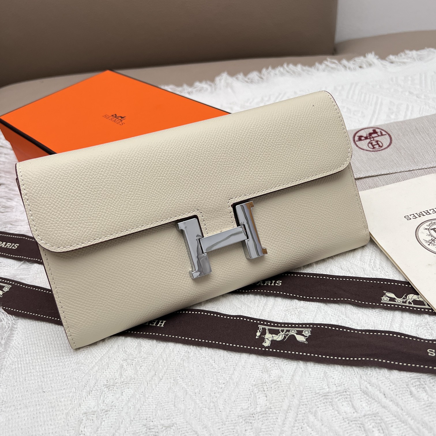 Hermès Constance Portefeuille en Cuir Grainé Ivoire avec Fermoir Argenté