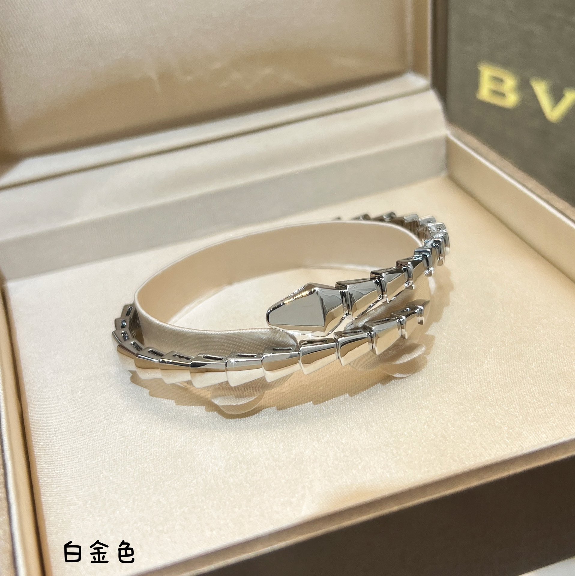 BVLGARI宝格丽光面蛇骨手镯手环