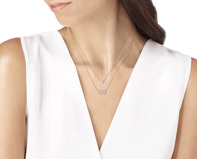 205715【我们出品】马蹄双层项链，可订做真金真钻，只做对版ZP真金货，Pk市面各种金货❗️量大咨询客Fu

【CHANCEINFINIE系列】微妙的幸运符设计灵感源自双扭线“∞”，象征无限与永恒。这一无穷无尽的恒久美学贯穿了FRED的历史，标志着品牌的全部:其过去与现在及其对未来的展望。
项链太太太美了，低调又好看，细节感满满的，我们用925银➕进口仿真钻，细节用钻完完全全媲美真金真钻，手工镶嵌。刻字都是满满的细节操作，感受一下我们出品的，[机智][机智]好不好你们自己懂看[机智][机智]
项链