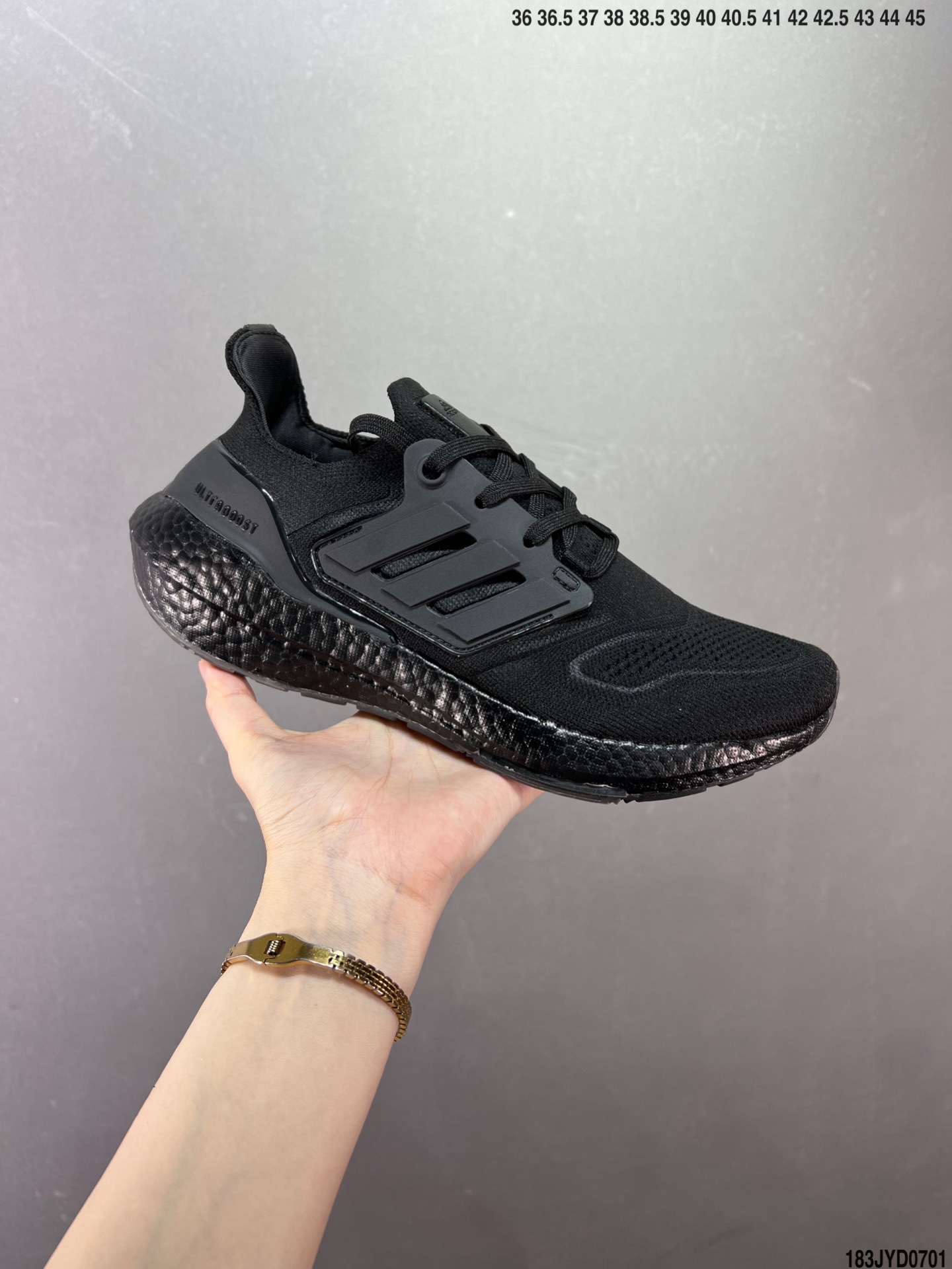 adidas ultra boost 在2017年推出,其primeknit一