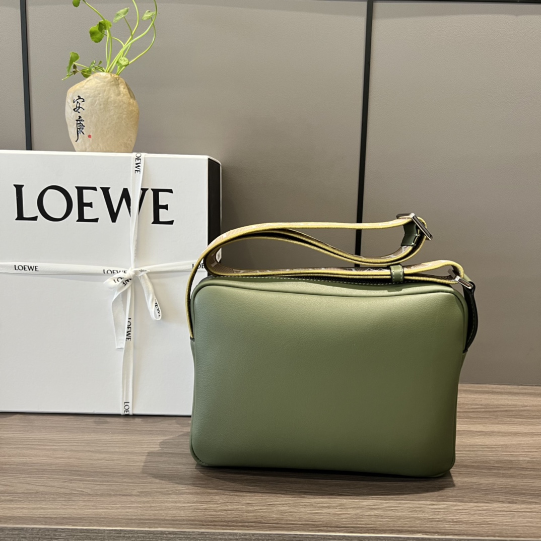 Loewe 2022新款 拉链顶部隔层以及额外的前部翻盖隔层*带翻盖