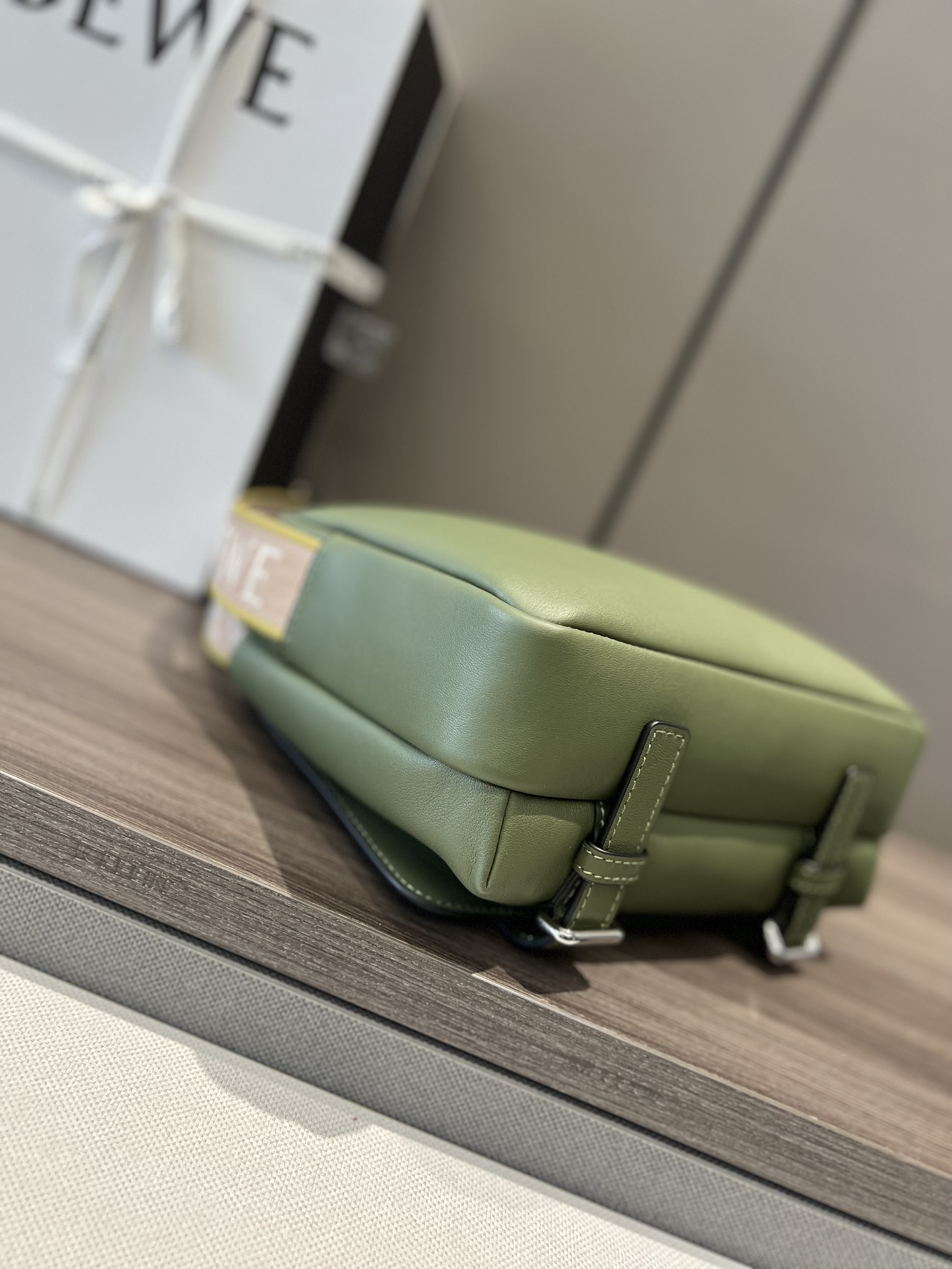 Loewe 2022新款 拉链顶部隔层以及额外的前部翻盖隔层*带翻盖
