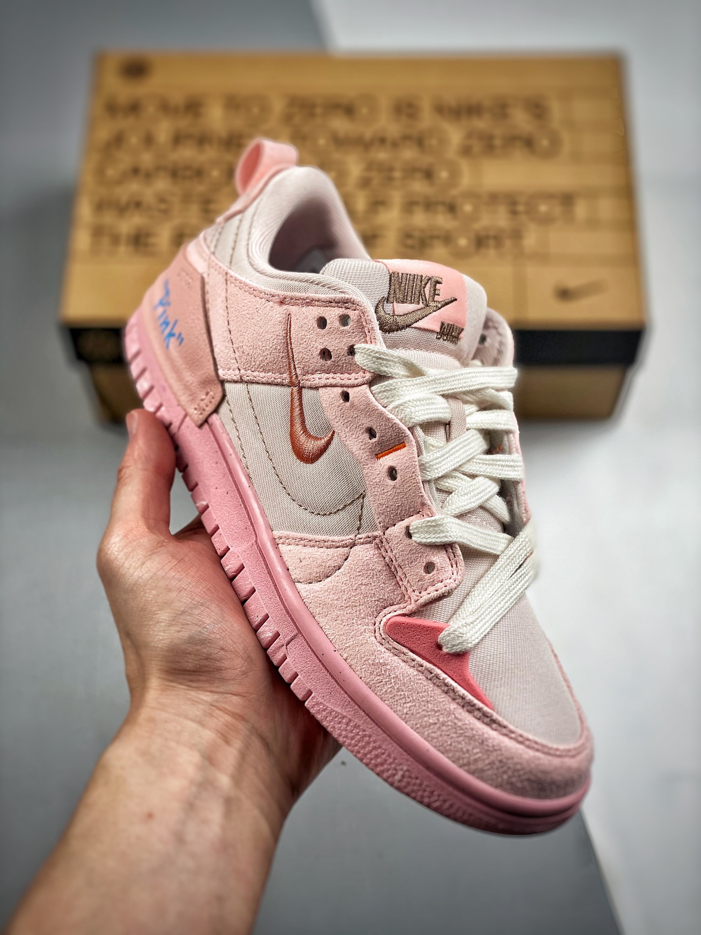 -2 Nike Dunk Low Disrupt FT2 zapatillas de skate nos trae una nueva suela y dimensiones adicionales alrededor del empei…
