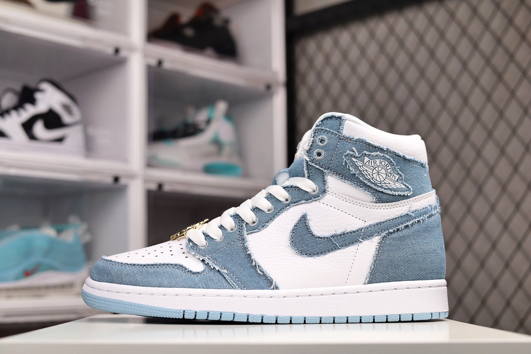 I5  Air Jordan 1 High OG WMNS “Denim”丹宁 整双鞋在鞋身基础上采用牛仔丹宁材质打造鞋身框架。鞋面、侧身以及鞋帮则是白色皮革填充，值得注意的是牛仔单宁部分带有明显的类似破坏风的设计。展现出十分狂野的气质，毛边设计质感十足。