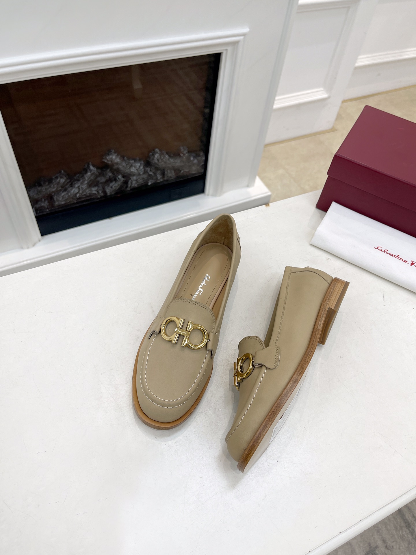 NO:264946,Genuine leather sole Ferragamo horse-bit loafers (light craft oil and bag oil are consistently made with a very slow and urgent single detour) Statement SF Genuine Ferraga's loafers have a unique aura on the feet, unique charm, everyone's favorite bow design, more elegant and intellectual and generous bow. The more basic the model, the higher the requirements for the shoe shape and material of the shoes. It is really attracted by this simple and ultimate shoe, with a sense of high-end. The leather is smooth at the touch, and everyone is easy to control. It visually lengthens the legs, highlights the brand image, the foot is comfortable and natural, neatly tailored, the car line is neat, the inner foot is imported, soft and delicate, and the foot feels 100% comfortable, 12mm full leather sole, large sole atmospheric and high-end. The regular size 35-41 (34 40  41 custom made), loafers, ferragamo, loafers, cowhide19860909真皮底 菲拉格慕马衔扣乐福鞋（轻工艺油边同包包油边一致做工特慢急单绕道）声明 SF菲拉家这款乐福鞋上脚特有气场 独特魅力 大家喜爱的蝴蝶结设计 更加显气质优雅 知性大方的蝴蝶结 越是基本款,越对鞋子的鞋型和材质要求越高,真的被这种简约到极致的鞋子所吸引,自带高级感.皮料开边小牛皮,一触感柔滑,人人好驾驭,视觉上拉长腿部效果,彰显品牌形象,上脚舒适自然,剪裁整齐,车线工整,内里垫脚进口牛里,柔软细腻,脚感舒适度百分百,12mm全真皮底大底大气上档次 正码35-41（34 40 41订做）,乐福鞋,ferragamo,loafers,cowhide,Women's Shoes