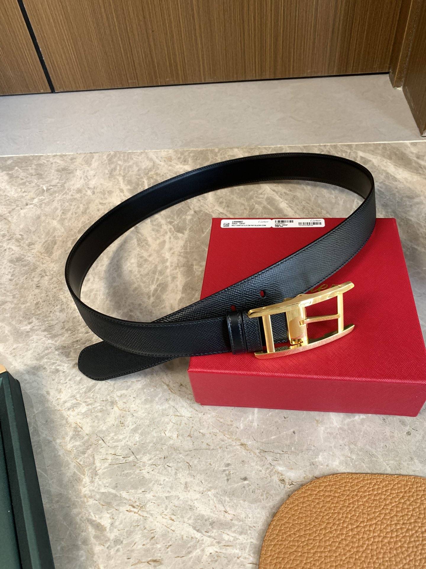 Cartier最新款镀钯饰面针扣式皮带 Cartier标志 黑色牛皮双面皮带 浮雕“Cartier”标志-Top High Quatity Cheap Sneakers Fashion Clothing Clothes Bags handbags Shoes of all Brand wholesale With The best Quality And Beautiful Price from China Factory Chinese suppliers wholesaler seller Cartier最新款镀钯饰面针扣式皮带 Cartier标志 黑色牛皮双面皮带 浮雕“Cartier”标志