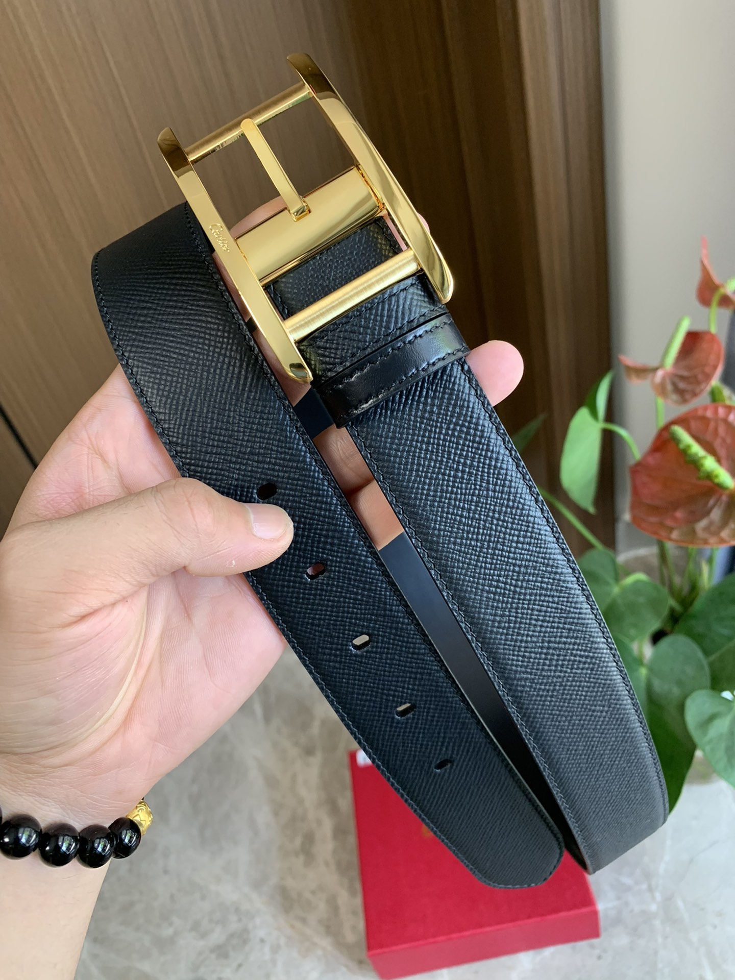Cartier最新款镀钯饰面针扣式皮带 Cartier标志 黑色牛皮双面皮带 浮雕“Cartier”标志-Top High Quatity Cheap Sneakers Fashion Clothing Clothes Bags handbags Shoes of all Brand wholesale With The best Quality And Beautiful Price from China Factory Chinese suppliers wholesaler seller Cartier最新款镀钯饰面针扣式皮带 Cartier标志 黑色牛皮双面皮带 浮雕“Cartier”标志