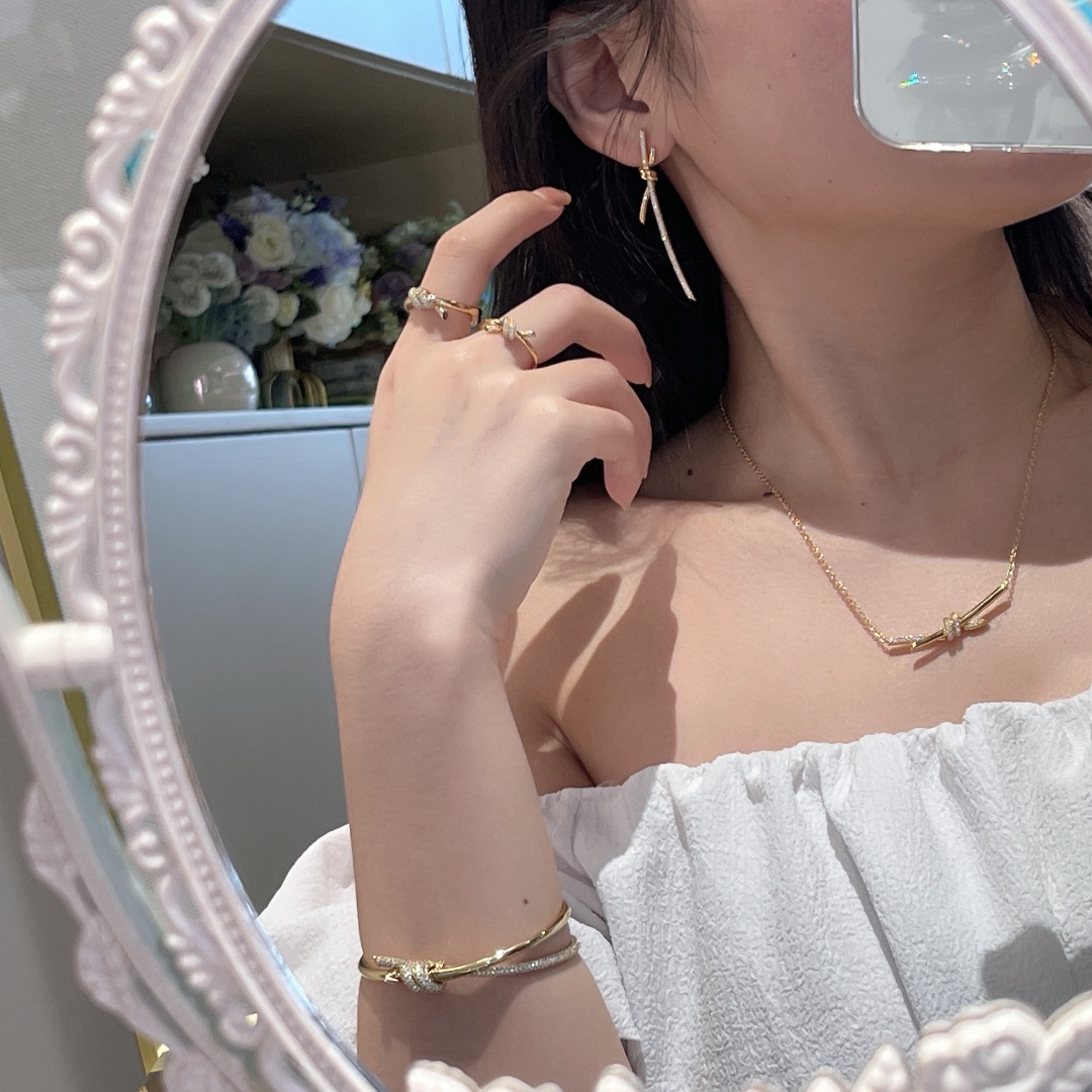 NO:631315,TIFFANY Knot series, gold with diamonds, gold, Cartier high-end jewelry19860909TIFFANY Knot系列,镶钻黄金色,,gold,卡迪亚高端饰品,Jewelry
